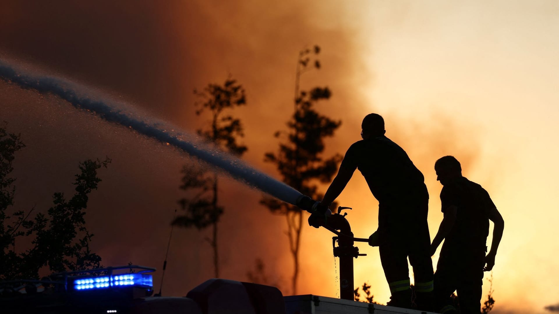 Feuerwehrleute in der Gohrischheide: Jetzt lodern die Flammen schon seit fünf Tagen.