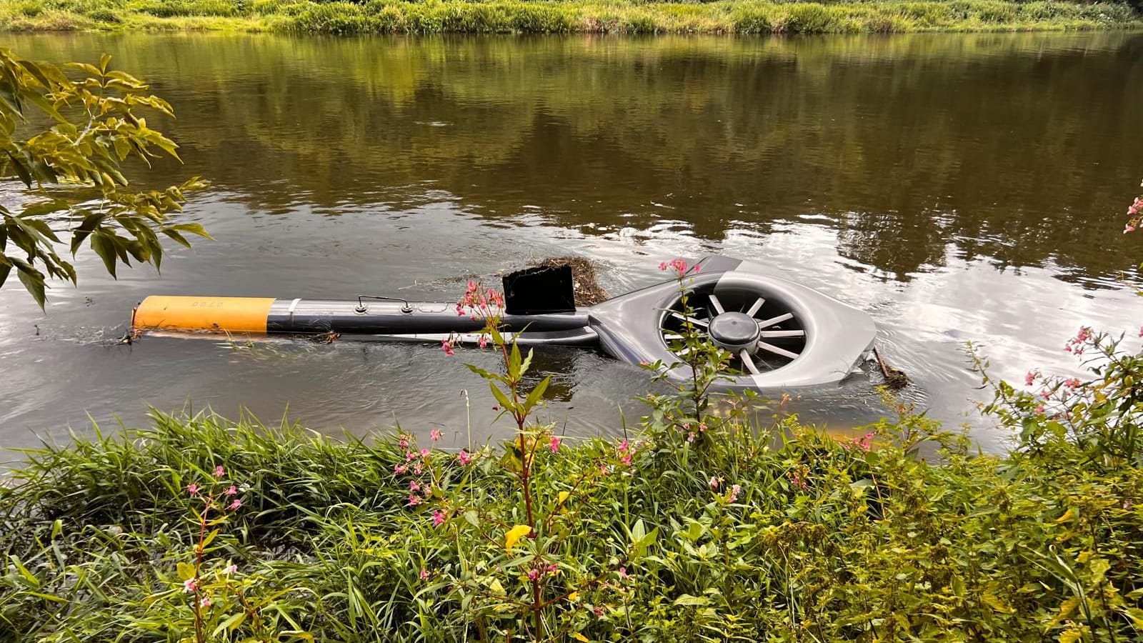 Der Heckrotor des Hubschraubers im Fluss Mulde: Rettungskräfte suchen nach möglichen Opfern.
