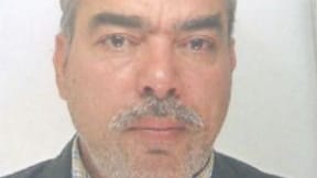 Mit diesem Foto sucht die Polizei Essen nach einem bewaffneten Mann. Wer kennt ihn? Mit diesem Foto sucht die Polizei Essen nach einem bewaffneten Mann. Wer kennt ihn?
