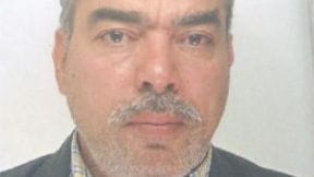 Mit diesem Foto sucht die Polizei Essen nach einem bewaffneten Mann. Wer kennt ihn? Mit diesem Foto sucht die Polizei Essen nach einem bewaffneten Mann. Wer kennt ihn?