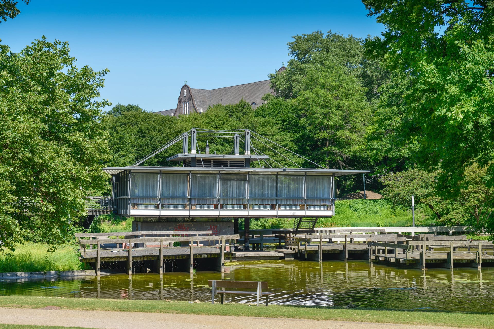 Café Seeterrassen: Das Denkmal von 1953 mitten in Planten un Blomen erhält wieder ein gastronomisches Angebot.