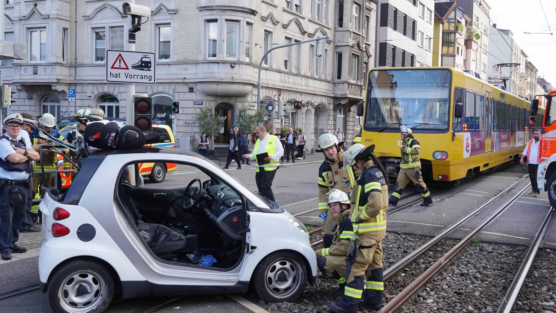 Stadtbahn kollidiert mit Auto Stadtbahn kollidiert mit Auto