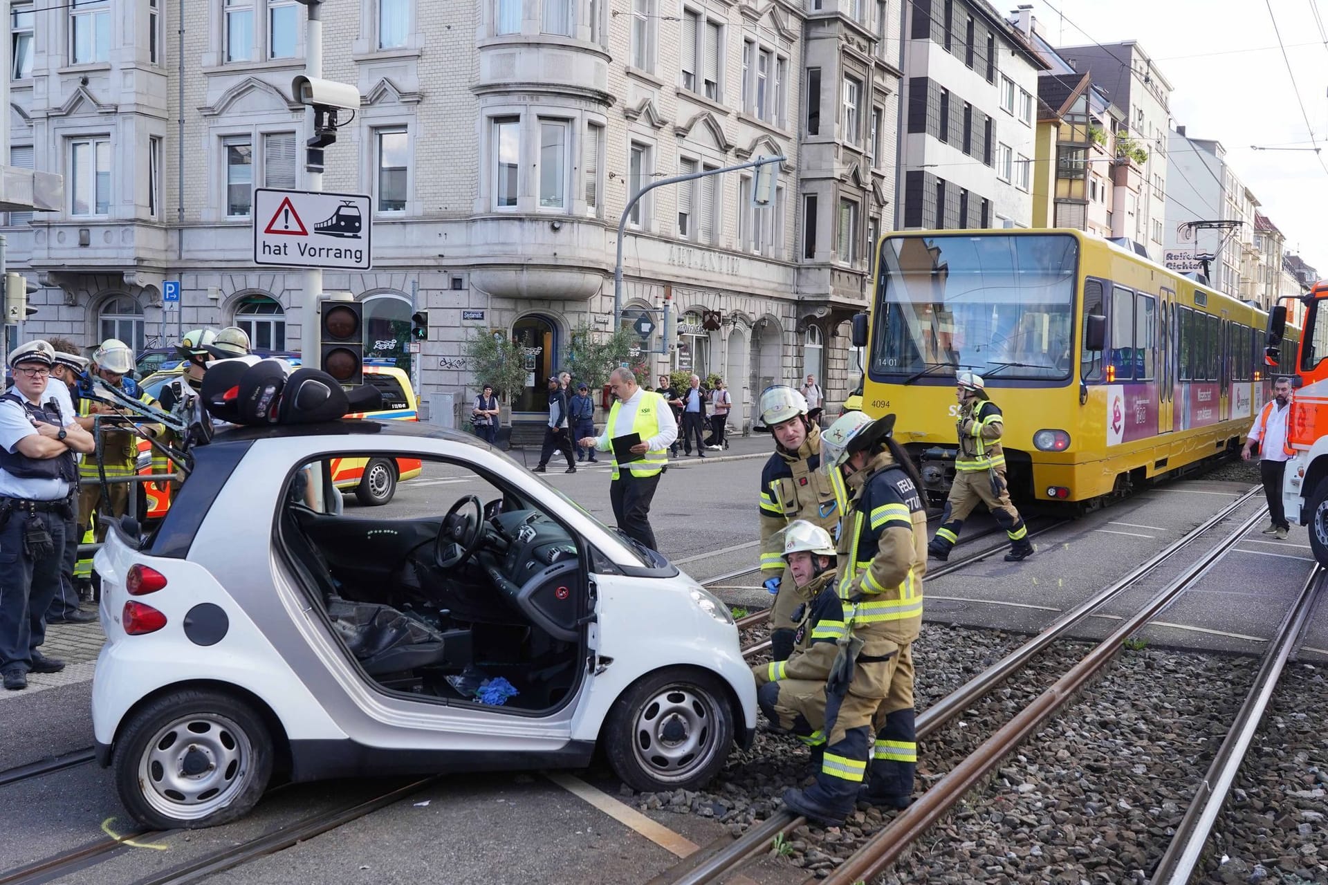 Stadtbahn kollidiert mit Auto