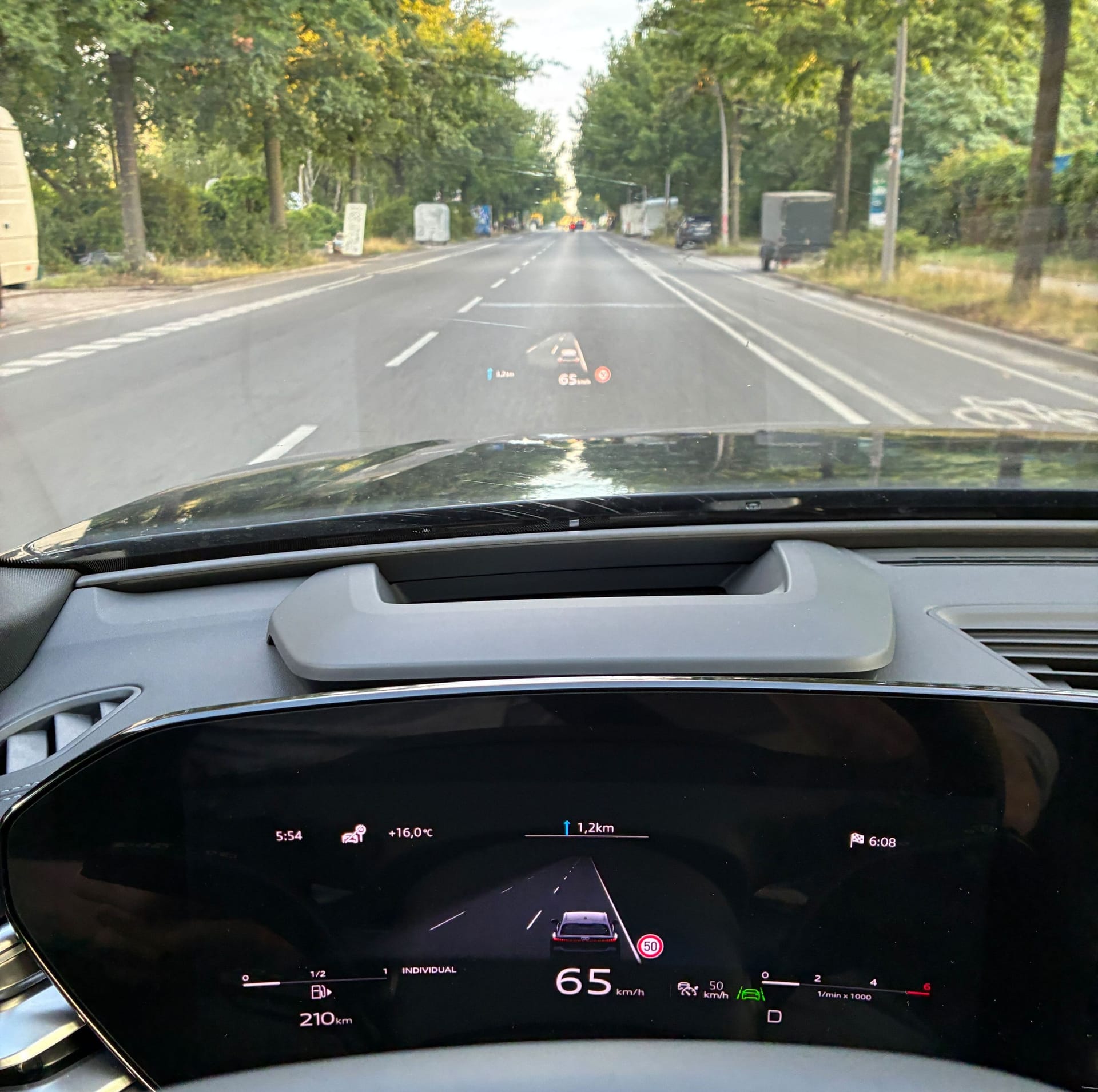 Hübsch: Das Head-up-Display und auch das Display hinterm Lenkrad warten mit gut gemachten Animationen und Grafiken auf, neigen aber zur Überfrachtung.