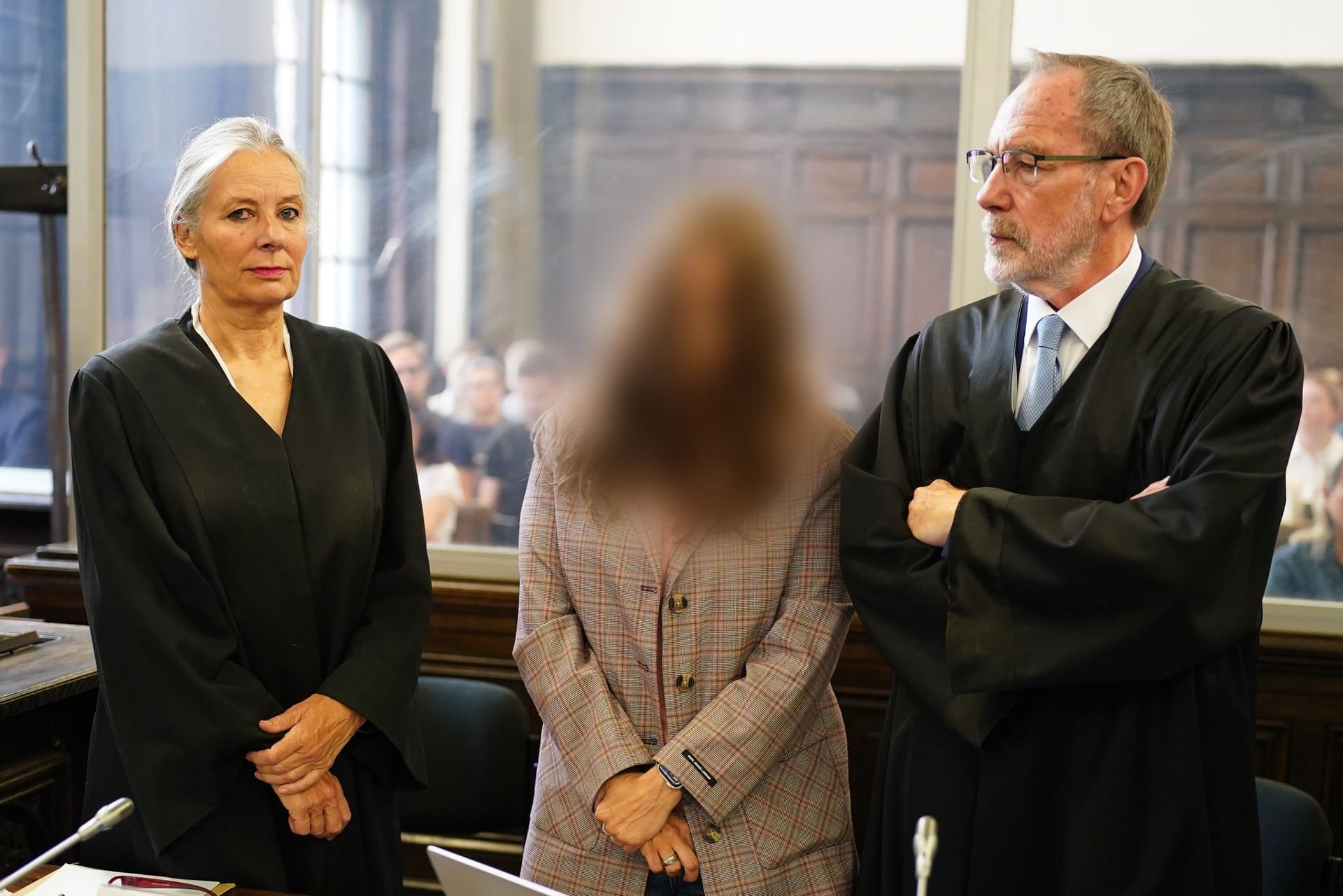 Nicht alle Angeklagten sind Personen des öffentlichen Lebens, so auch Christinas Cousine Uta: Sie steht hier zwischen den Verteidigern Reinhard Daum und Berit Kann.