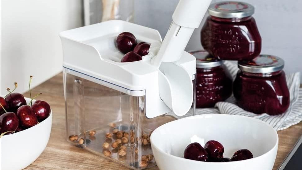 Mit dem Kirschentkerner Cherrymat 3.0 von Leifheit lassen sich Kirschen gut entkernen.