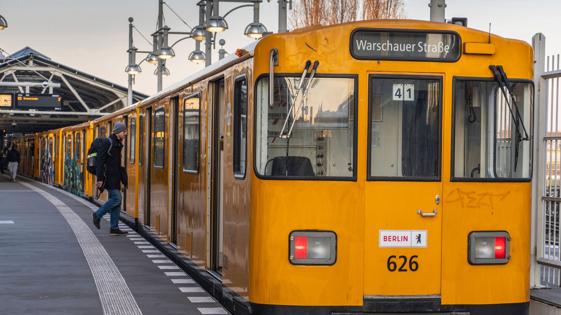Eine U-Bahn im Bahnhof Warschauer Straße in Berlin-Friedrichshain (Archivbild): Die U1 fährt derzeit nicht mehr. Eine U-Bahn im Bahnhof Warschauer Straße in Berlin-Friedrichshain (Archivbild): Die U1 fährt derzeit nicht mehr.