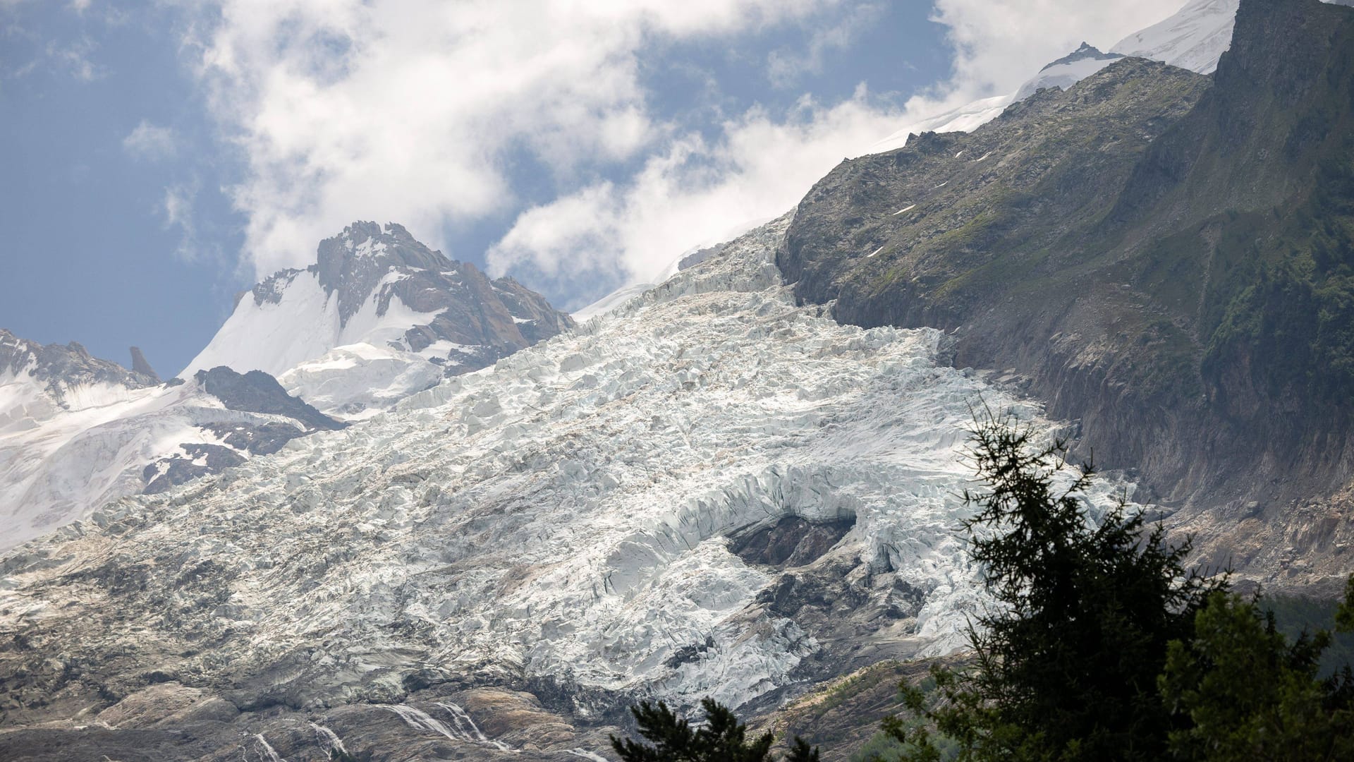 Der Alpen-Gletscher Glacier des Bossons: Der Eisfluss im Arvetal nahe Chamonix (französische Alpen) fließt an der Nordflanke des Mont Blanc bis auf etwa 1400 Meter Höhe über dem Meeresspiegel hinab.