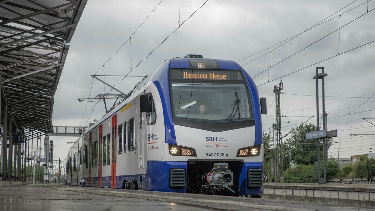Eine S-Bahn: Die Webseite des Betreibers der S-Bahn Hannover funktioniert derzeit nicht reibungslos.