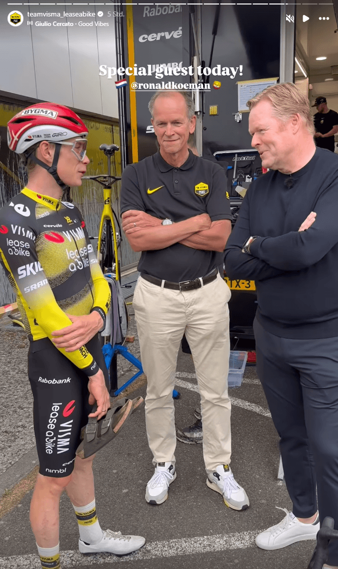 Jonas Vingegaard (l.) und Ronald Koeman: Der Nationaltrainer schaute bei der Tour vorbei.