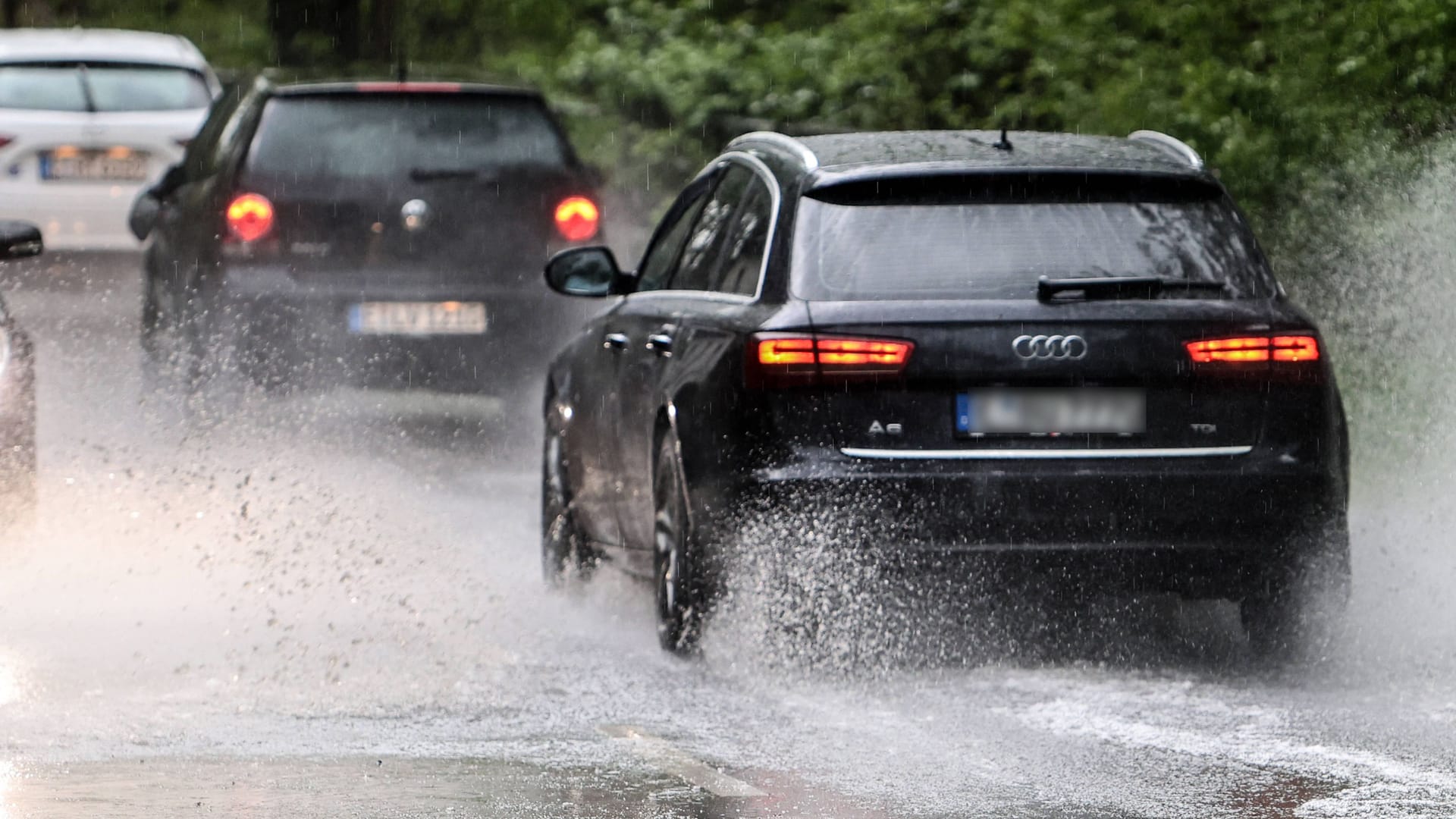 Mehrere Autos fahren durch starken Regen (Symbolbild): In Köln und der Region erwartet der Deutsche Wetterdienst in den nächsten Tagen Gewitter und Starkregen. Mehrere Autos fahren durch starken Regen (Symbolbild): In Köln und der Region erwartet der Deutsche Wetterdienst in den nächsten Tagen Gewitter und Starkregen.