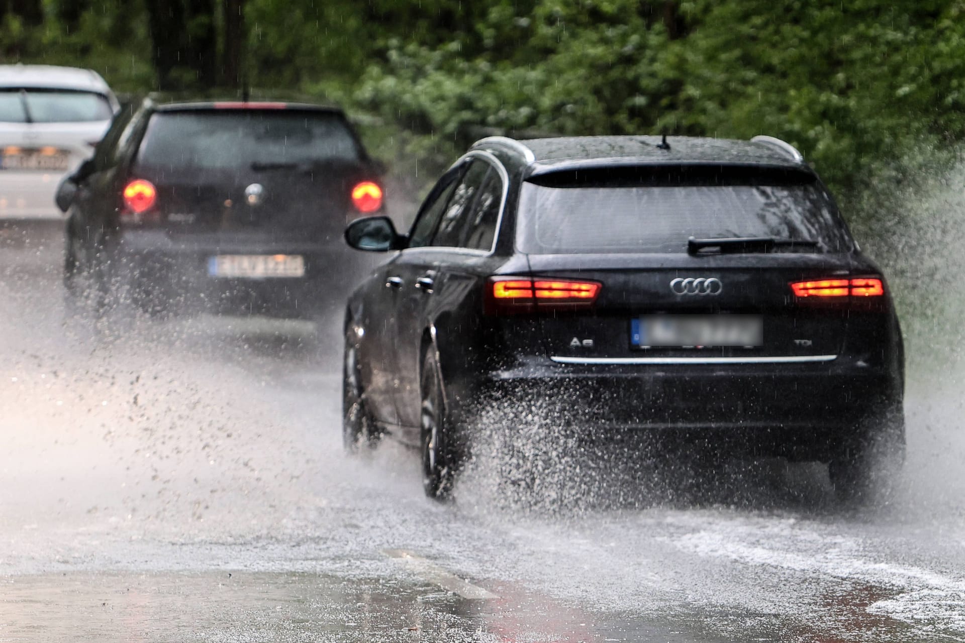 Mehrere Autos fahren durch starken Regen (Symbolbild): In Köln und der Region erwartet der Deutsche Wetterdienst in den nächsten Tagen Gewitter und Starkregen. Mehrere Autos fahren durch starken Regen (Symbolbild): In Köln und der Region erwartet der Deutsche Wetterdienst in den nächsten Tagen Gewitter und Starkregen.