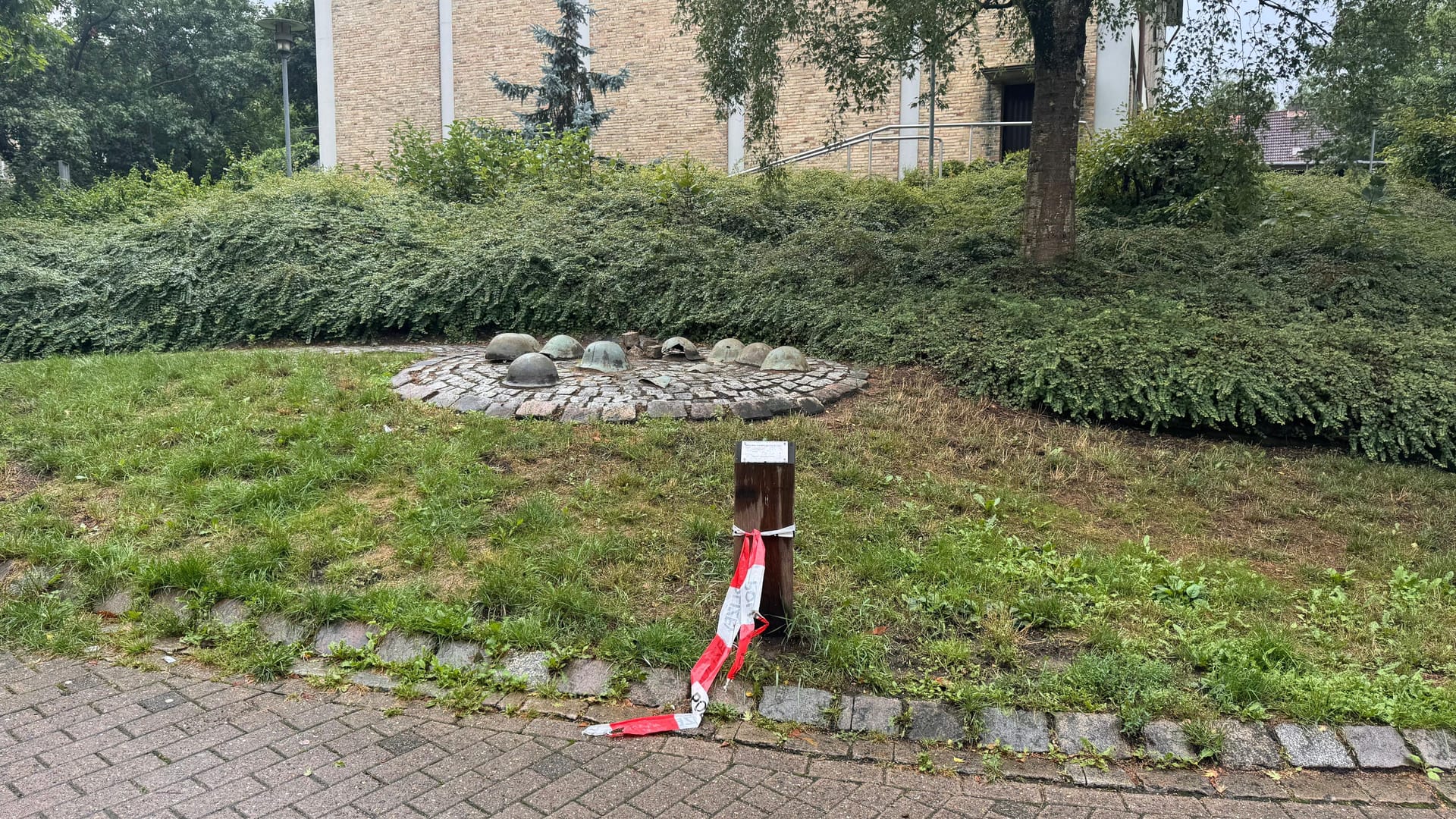 Der leere Sockel, auf dem zuvor das "Trauernde KInd" in Harburg stand.