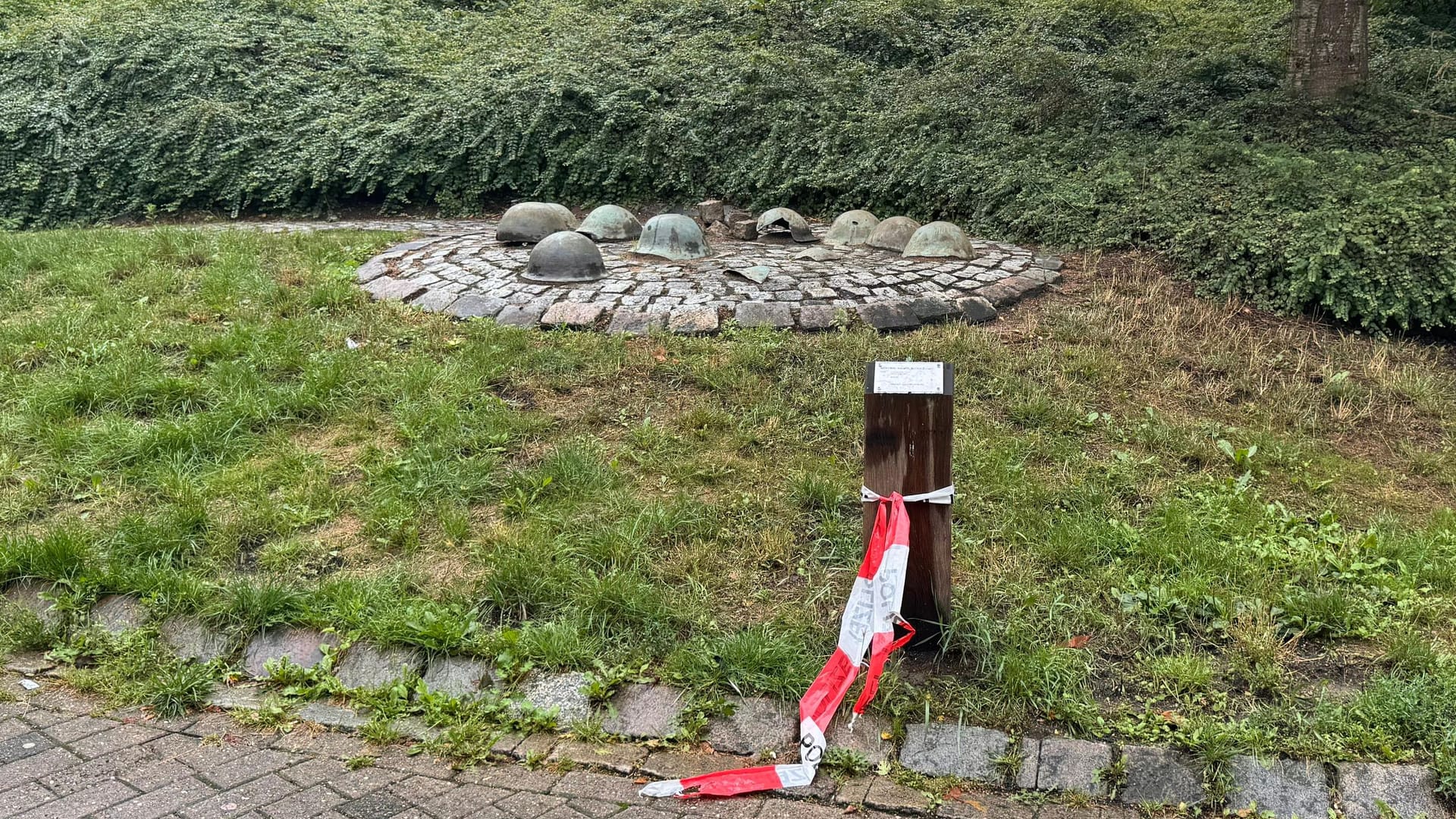 Der leere Sockel, auf dem zuvor das "Trauernde KInd" in Harburg stand: Die Polizei bestätigte den Diebstahl.