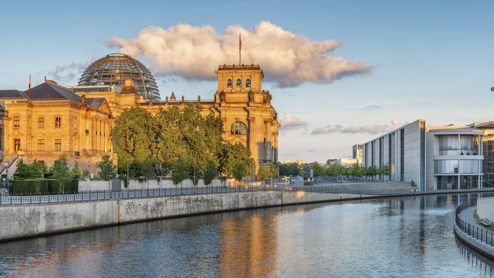 Blick auf den Reichstag in Berlin (Symbolfoto): Der Geruch hier in den letzten Tagen hat mehrere Ursachen.