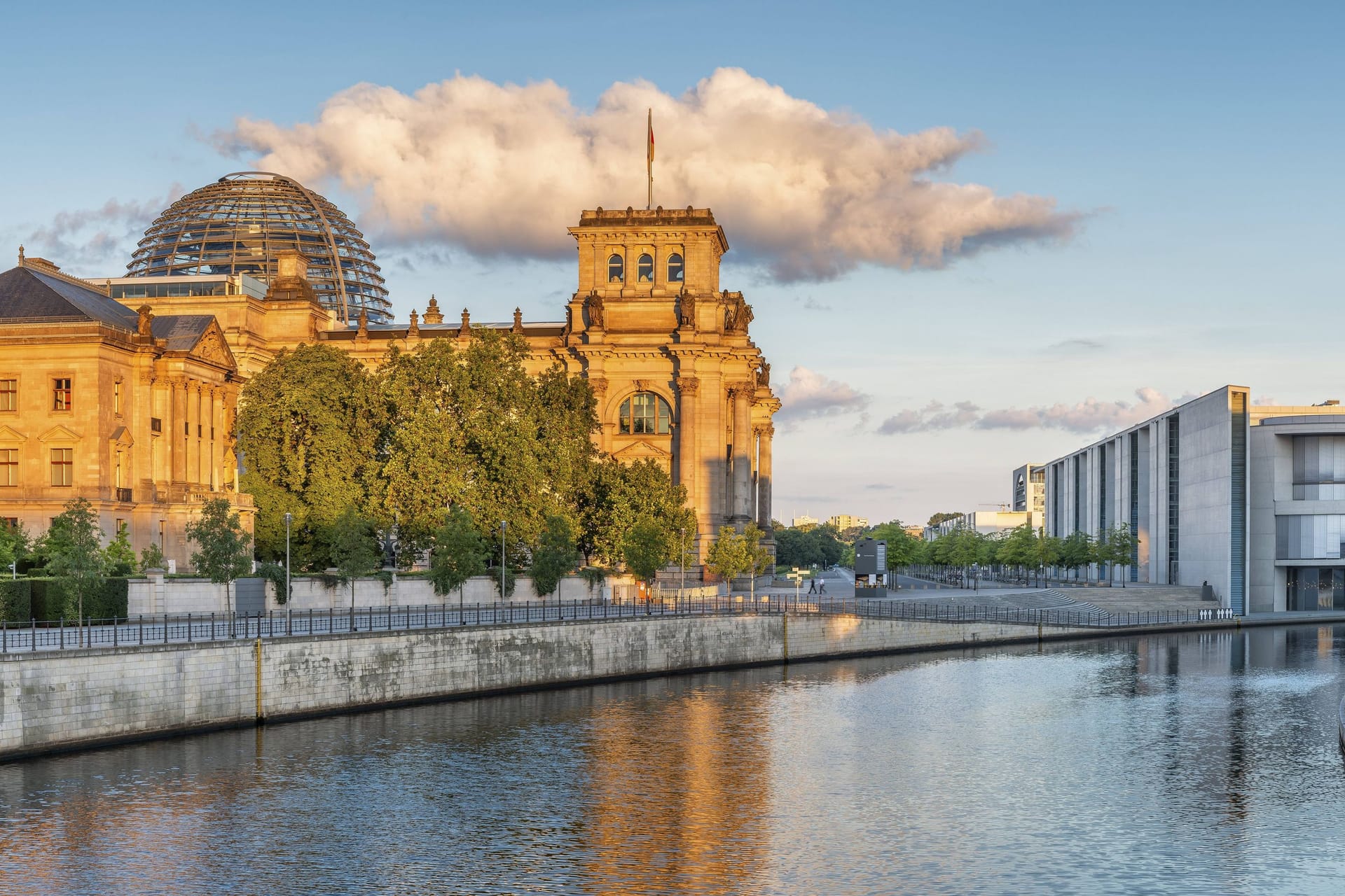 Blick auf den Reichstag in Berlin (Symbolfoto): Der Geruch hier in den letzten Tagen hat mehrere Ursachen.
