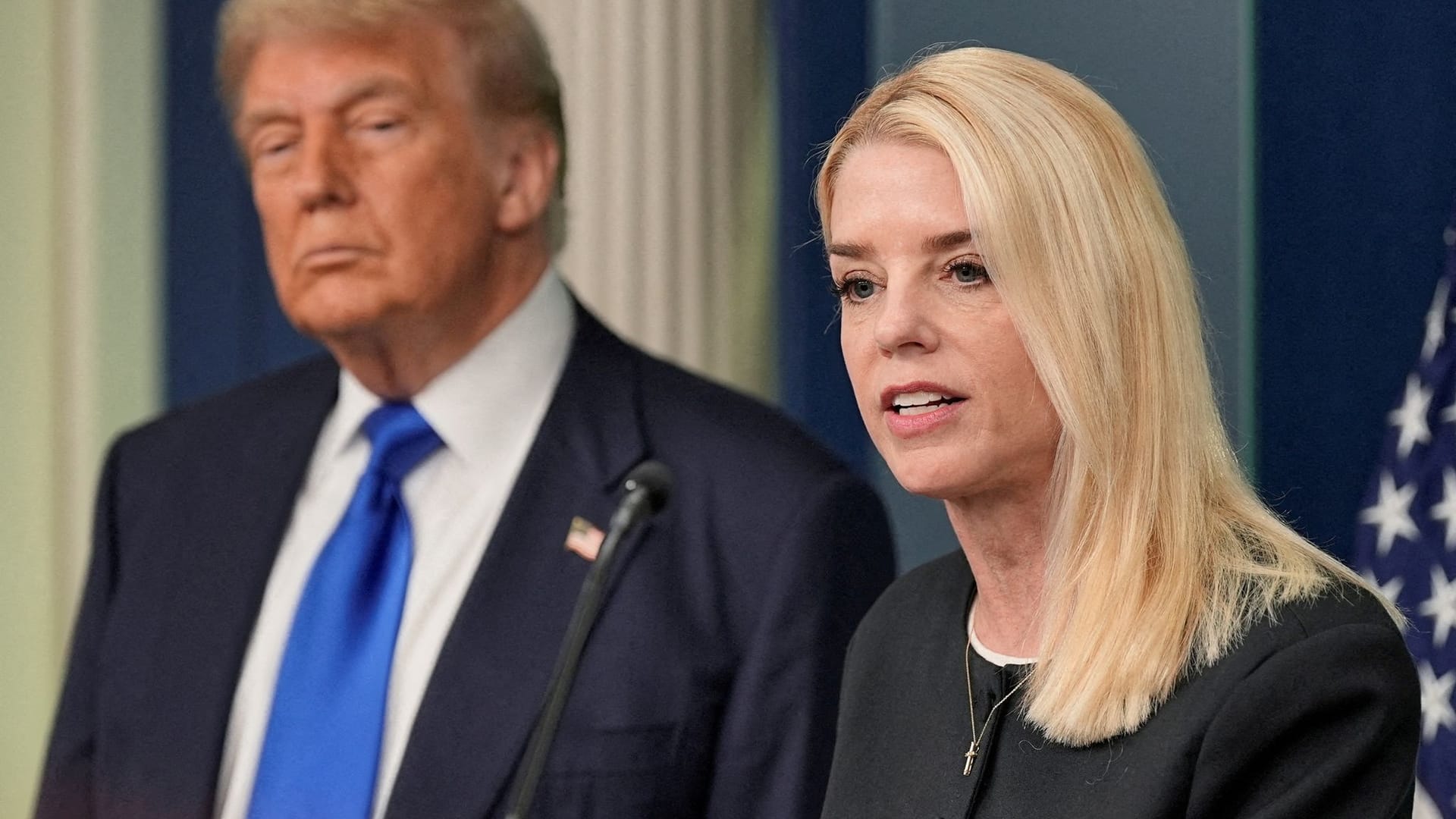 US-Justizministerin Pam Bondi und Donald Trump bei einer Pressekonferenz im Weißen Haus (Archivbild).