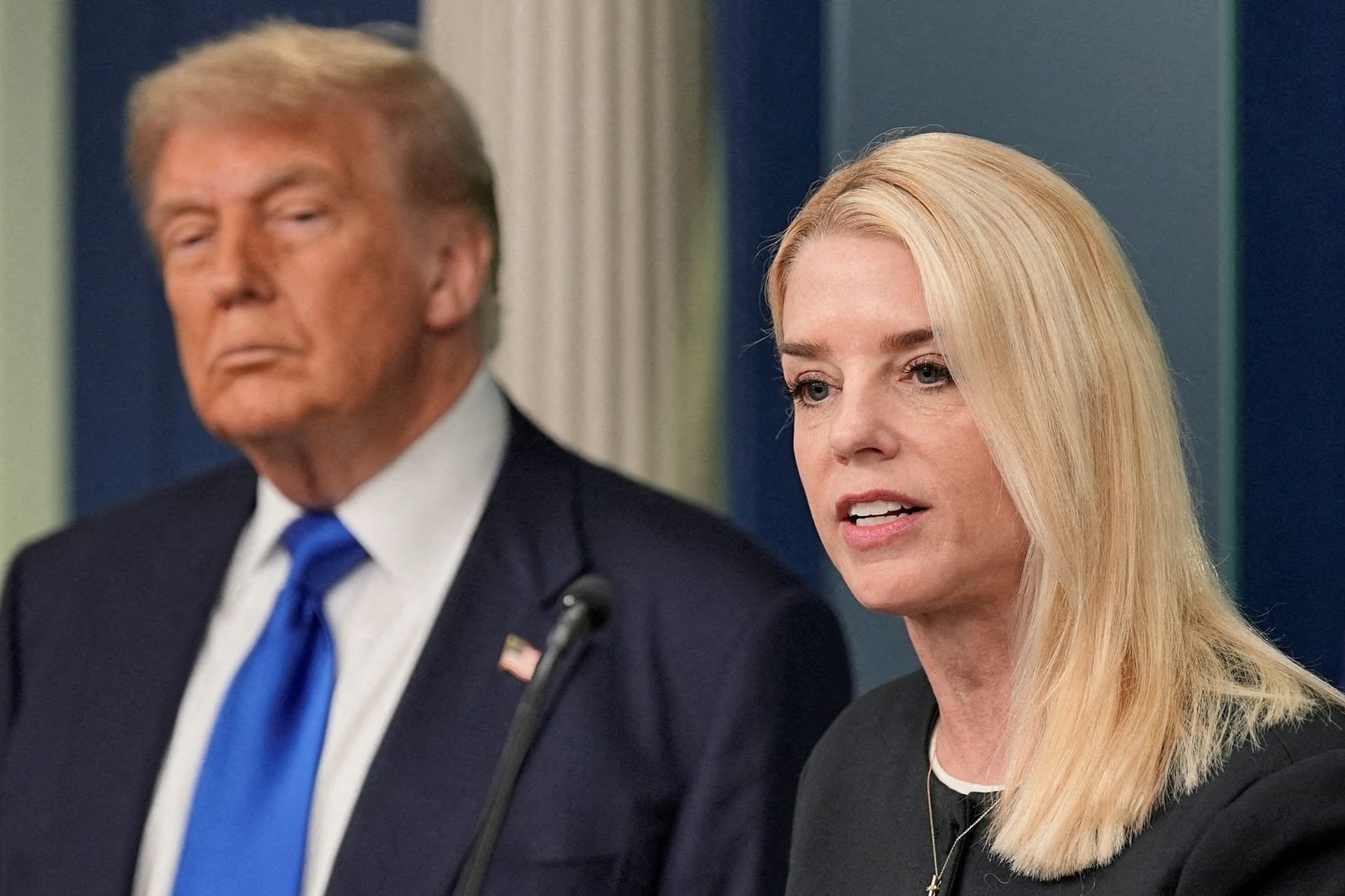US-Justizministerin Pam Bondi und Donald Trump bei einer Pressekonferenz im Weißen Haus (Archivbild). US-Justizministerin Pam Bondi und Donald Trump bei einer Pressekonferenz im Weißen Haus (Archivbild).