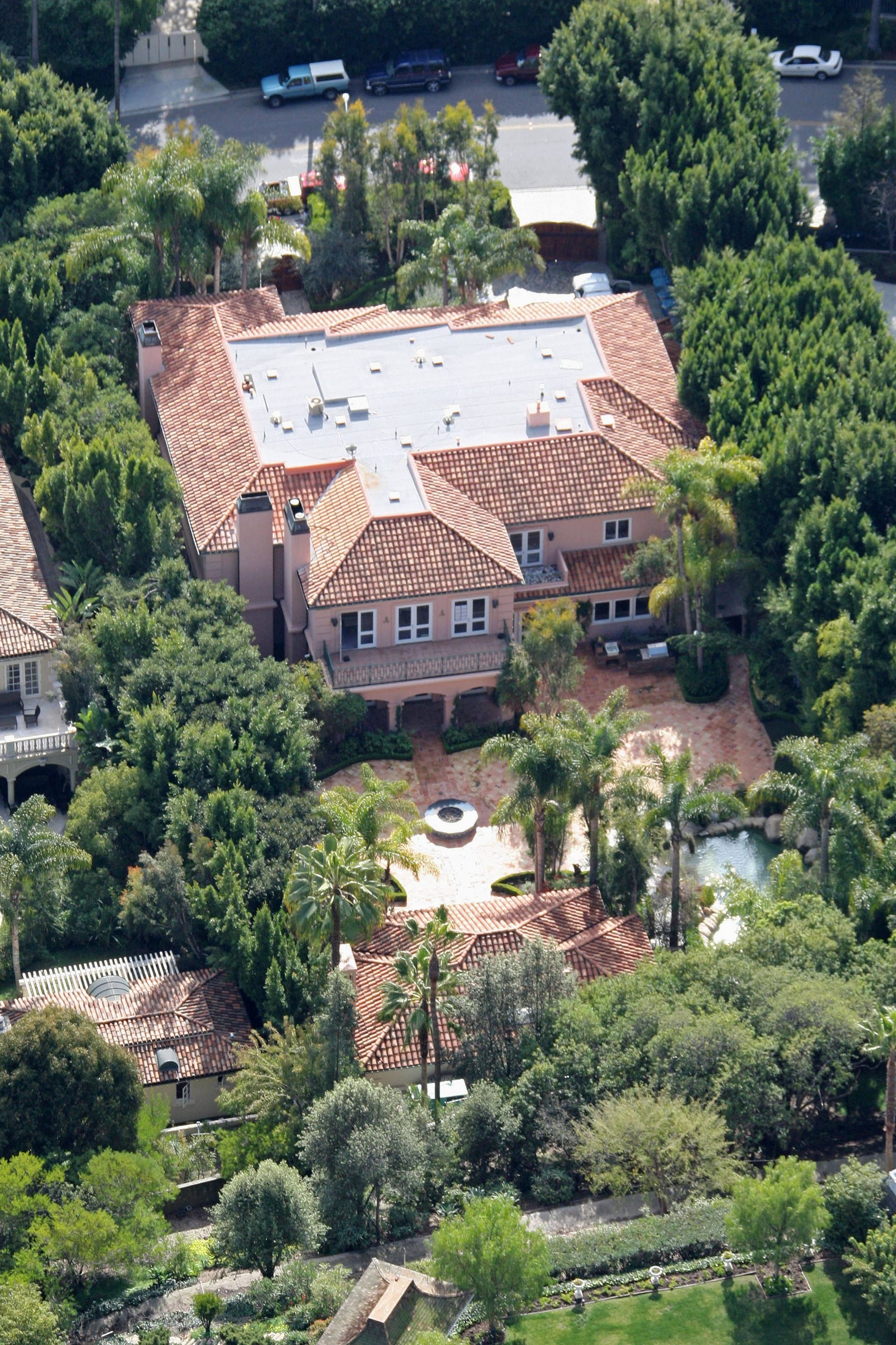 Die berühmte Villa in Beverly Hills: Ozzy Osbourne kaufte sie für sechs Millionen im Jahr 1999 und verkaufte sie später für zwölf Millionen an Christina Aguilera.