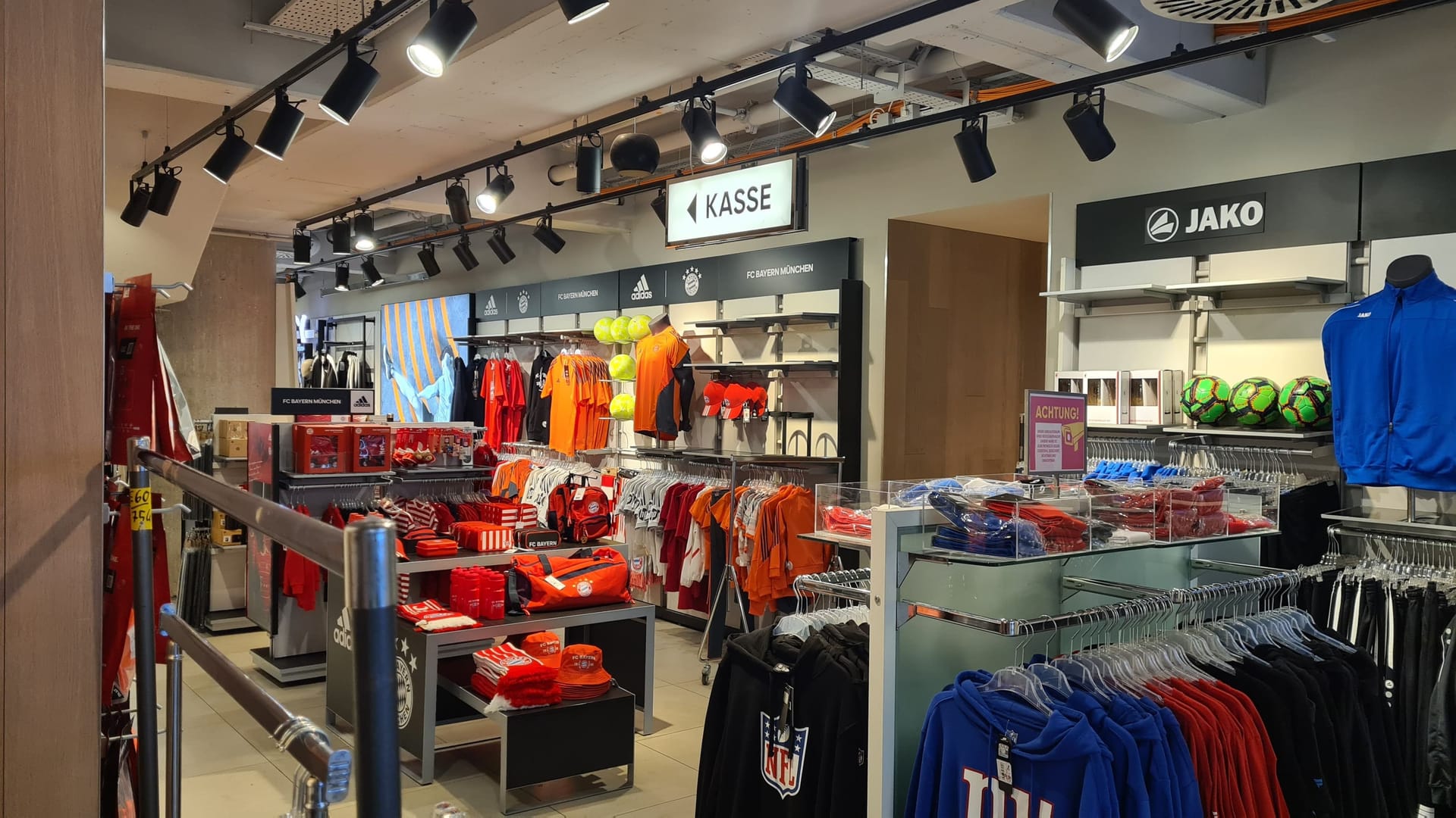 Versteckt neben der Rolltreppe: Das Merchandise des FC Bayern.