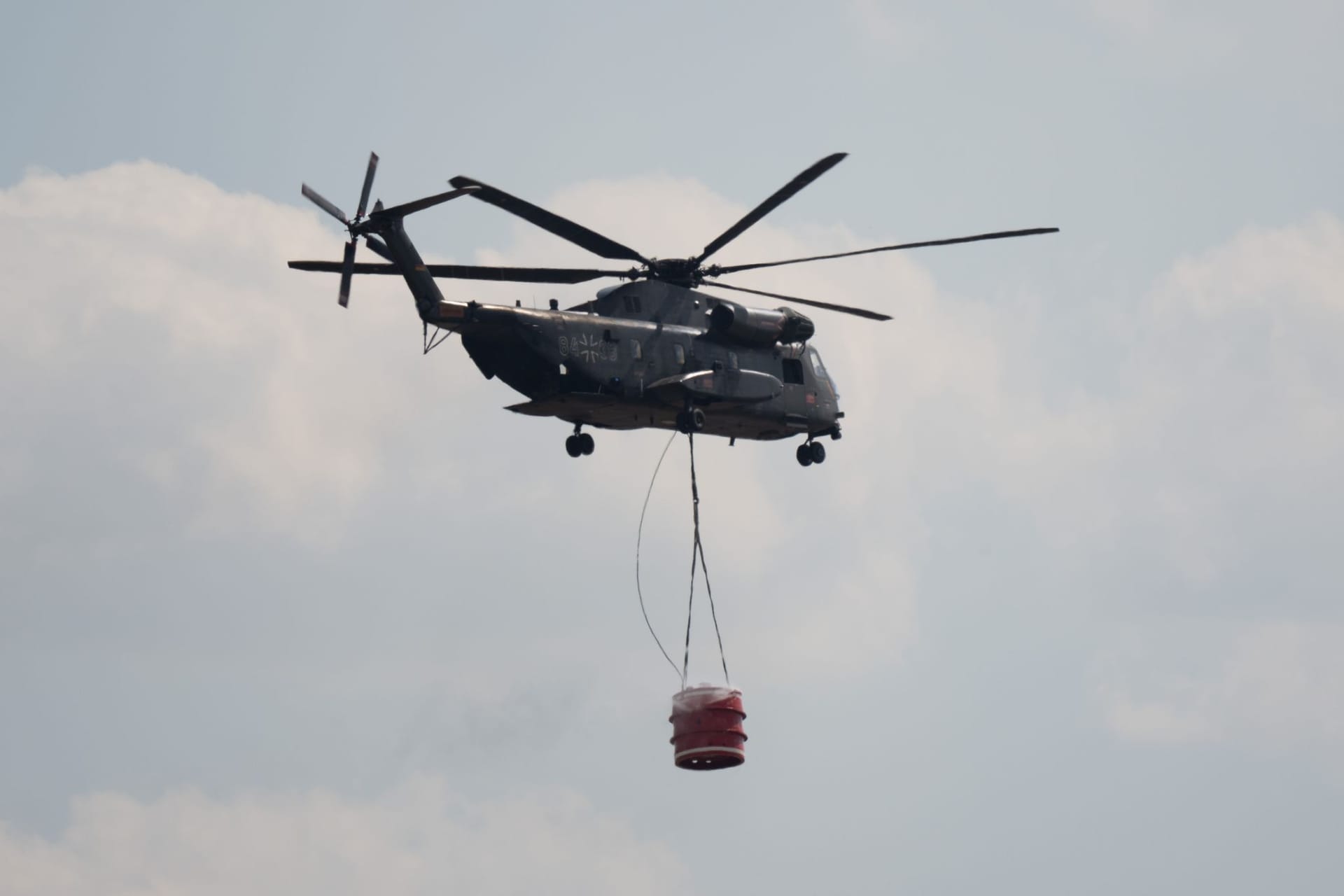 Ein Löschhubschrauber ist bei einem Wald- und Vegetationsbrand in der Gohrischheide im Landkreis Meißen im Einsatz.