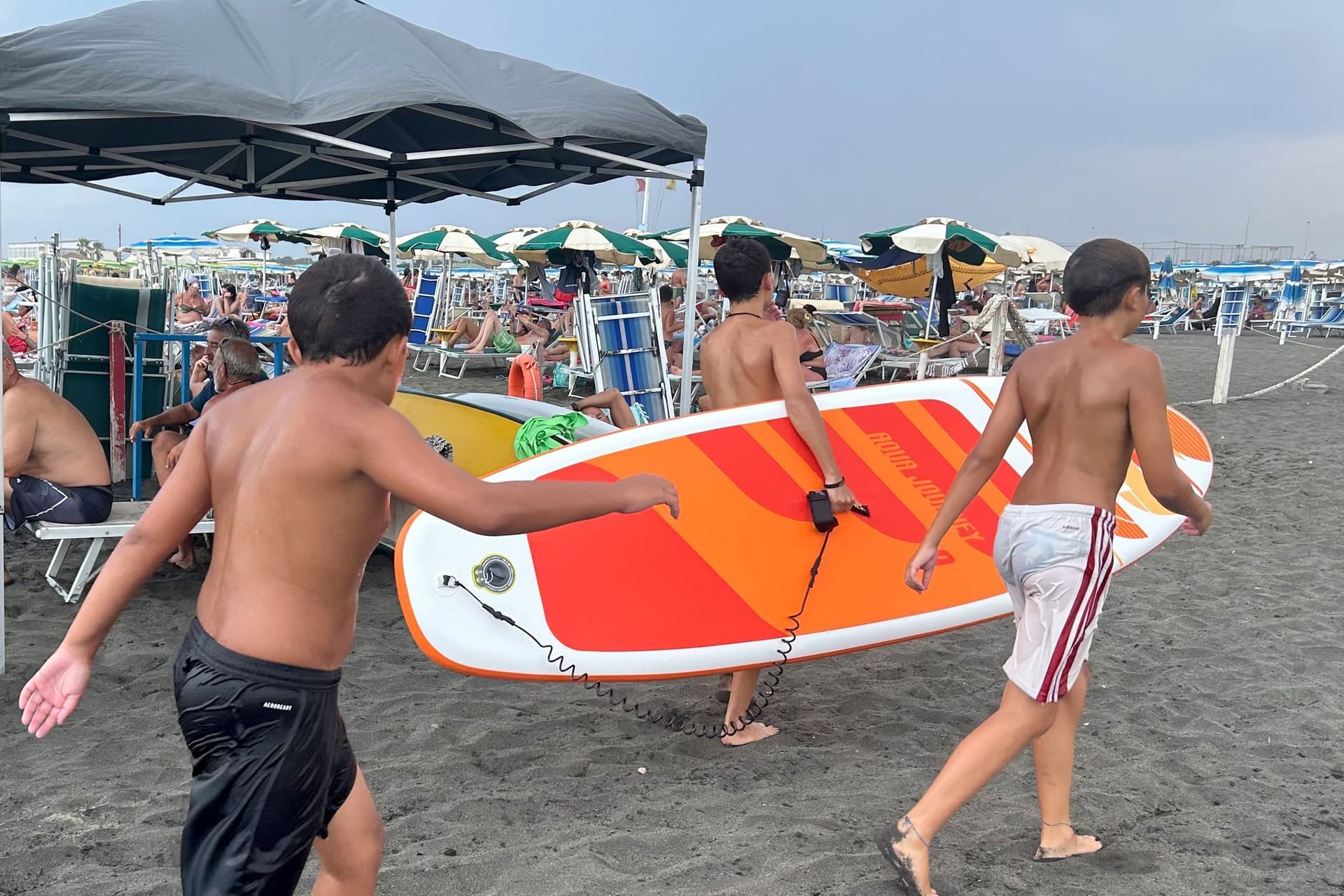 Drei Jungen an einem italienischen Strand
