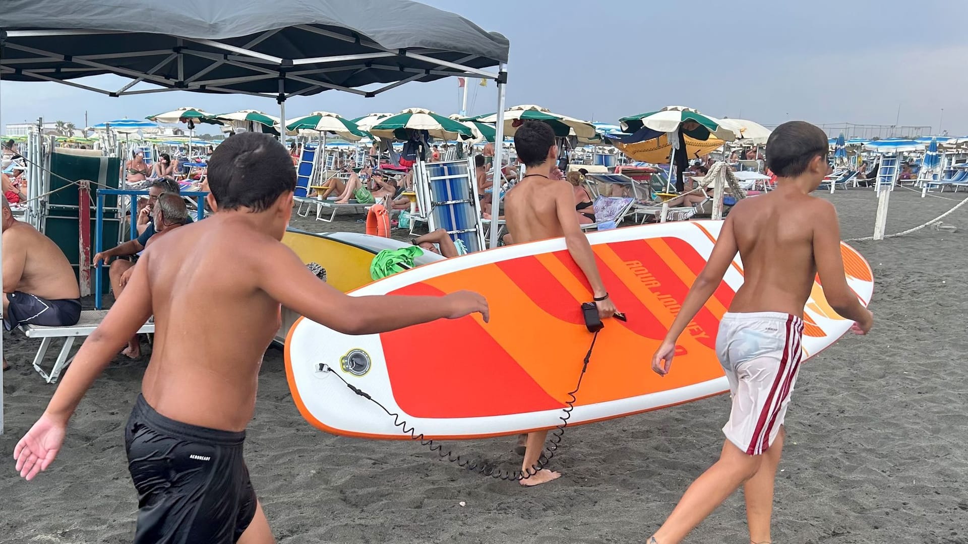 Drei Jungen an einem italienischen Strand