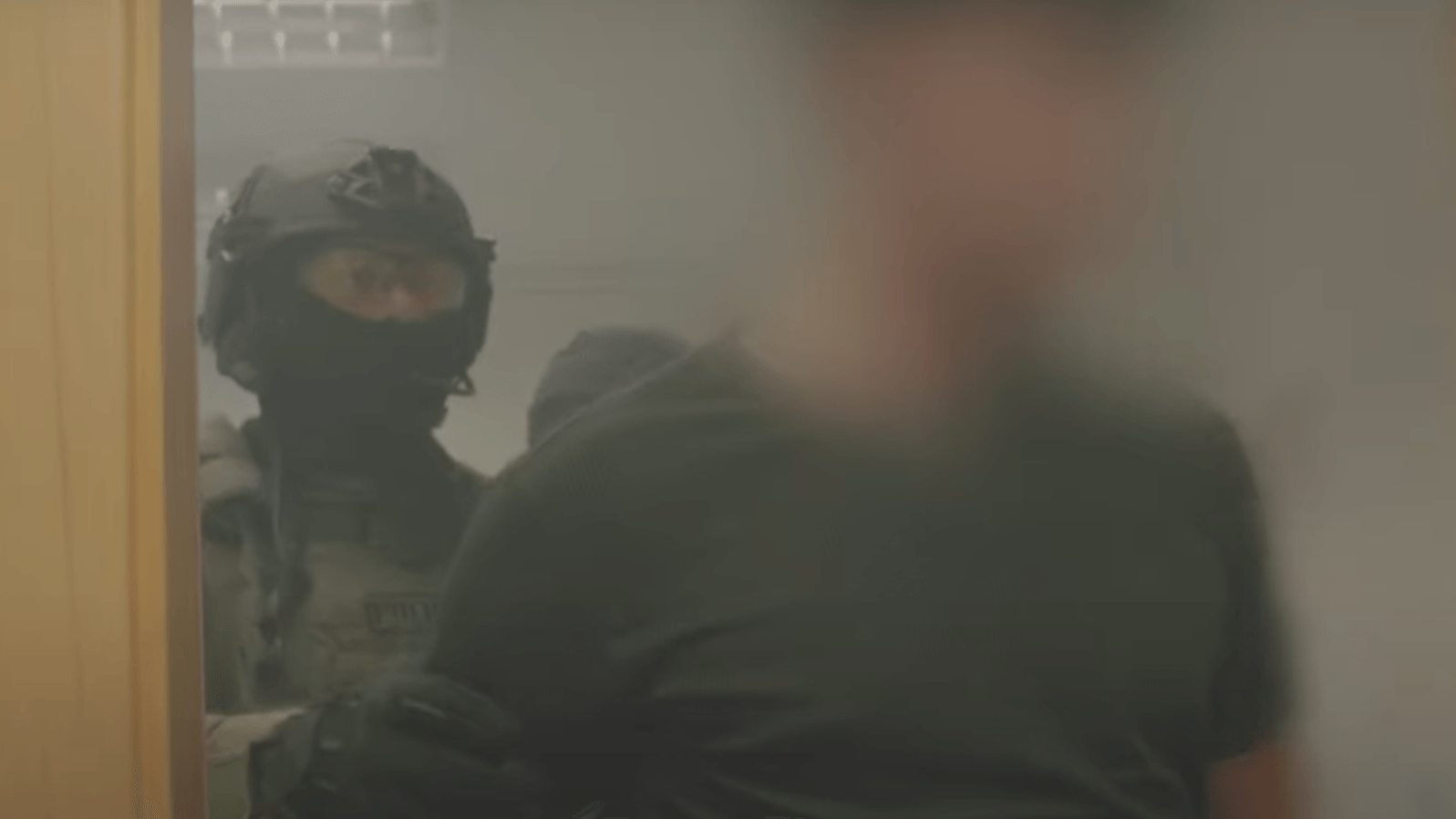 Einer der festgenommenen mutmaßlichen Täter: Die polnische Polizei rückte mit Spezialkräften an.
