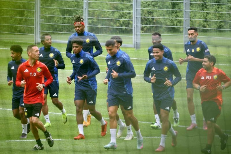 Cristiano Ronaldo (Mitte) trainiert mit Mitspielern seines Clubs Al-Nassr in Saalfelden.