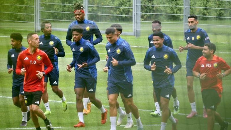 Cristiano Ronaldo (Mitte) trainiert mit Mitspielern seines Clubs Al-Nassr in Saalfelden.