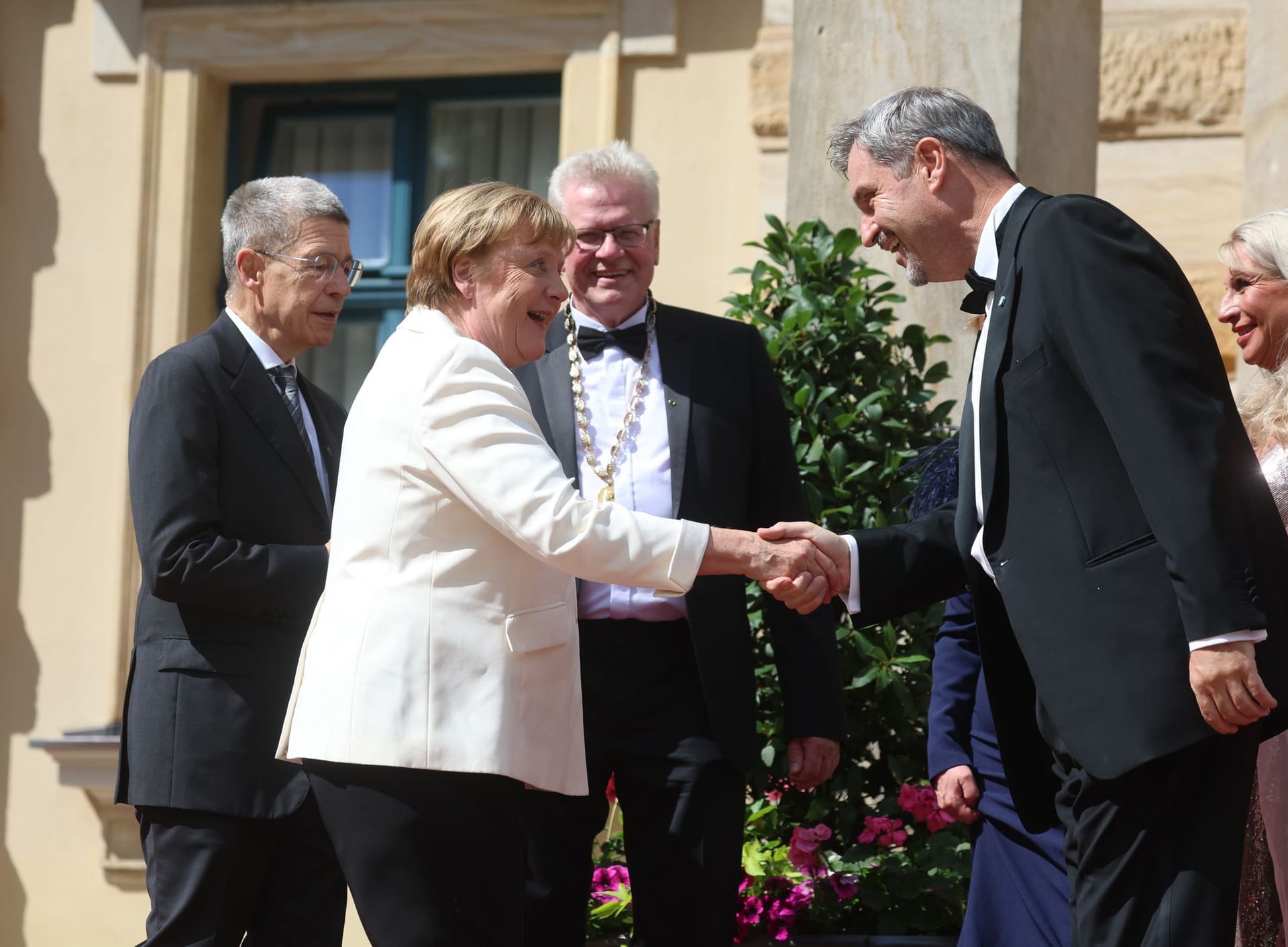Angela Merkel wurde von Markus Söder in Bayreuth begrüßt.