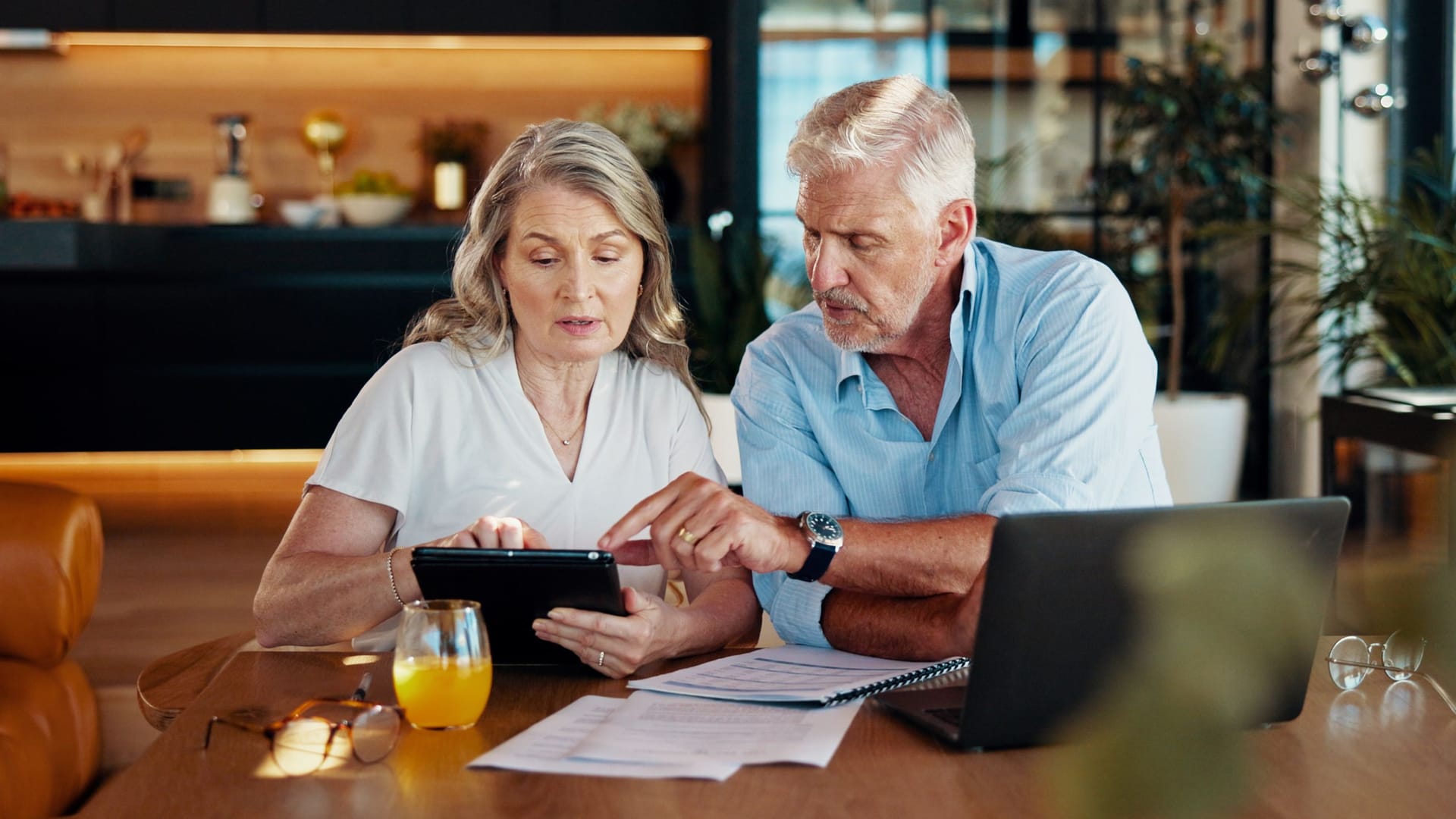 Wohlhabendes Ehepaar: Wer im Rentenalter mehr hat, soll auch mehr geben – so die Idee hinter dem Boomer-Soli.