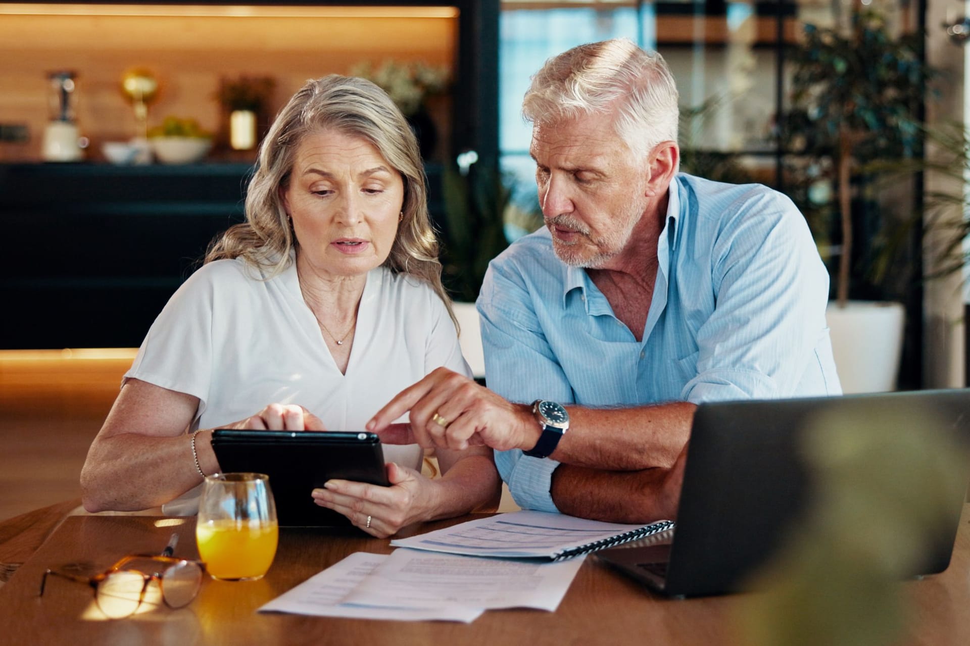Wohlhabendes Ehepaar: Wer im Rentenalter mehr hat, soll auch mehr geben – so die Idee hinter dem Boomer-Soli.
