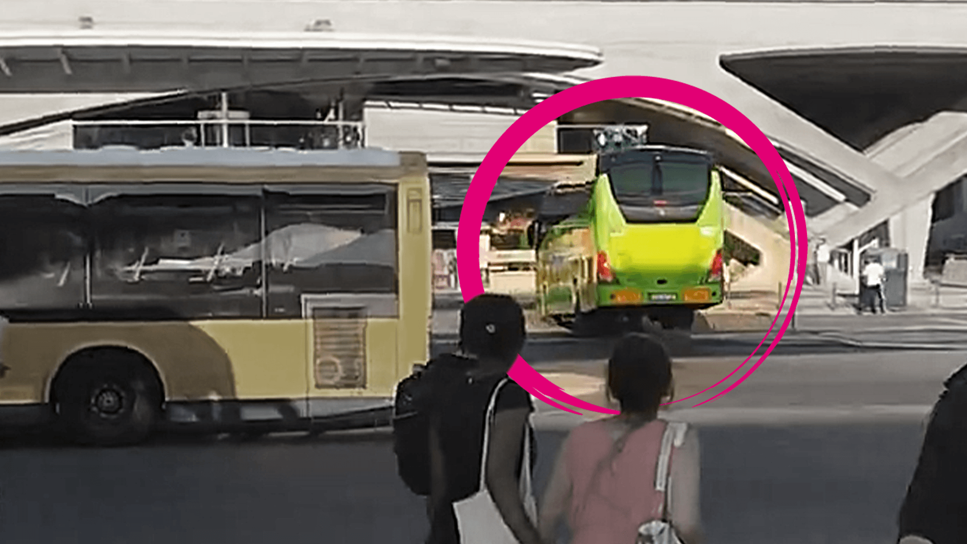 Lissabon: Ein Flixbus soll in ein Geschäft gefahren sein