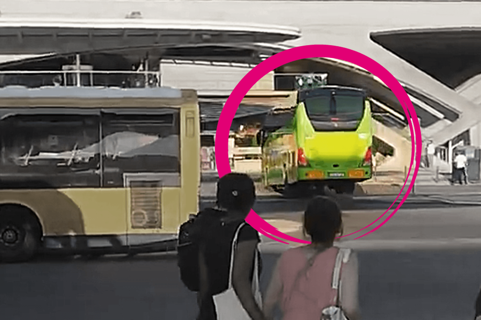 Lissabon: Ein Flixbus soll in ein Geschäft gefahren sein Lissabon: Ein Flixbus soll in ein Geschäft gefahren sein