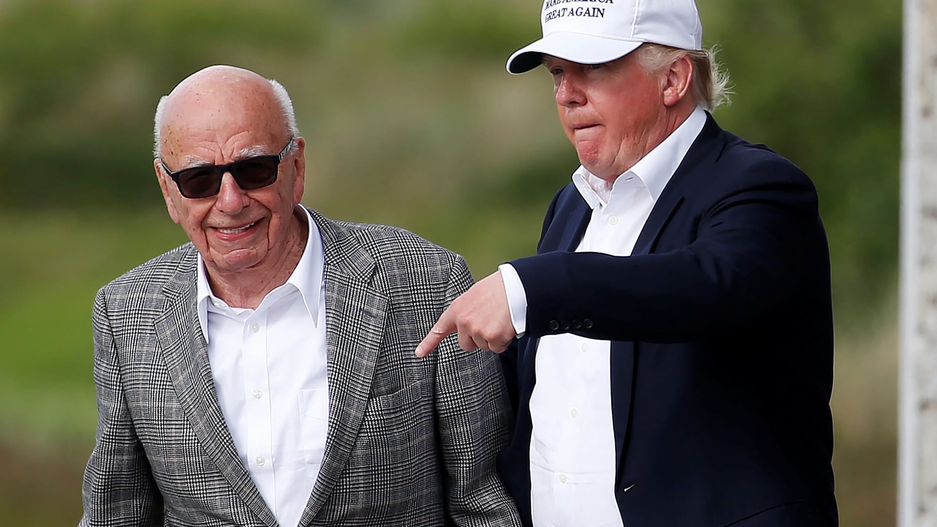Donald Trump (r.) und Rupert Murdoch trafen sich 2016 auf dem Golfplatz des US-Präsidenten in Schottland. Donald Trump (r.) und Rupert Murdoch trafen sich 2016 auf dem Golfplatz des US-Präsidenten in Schottland.