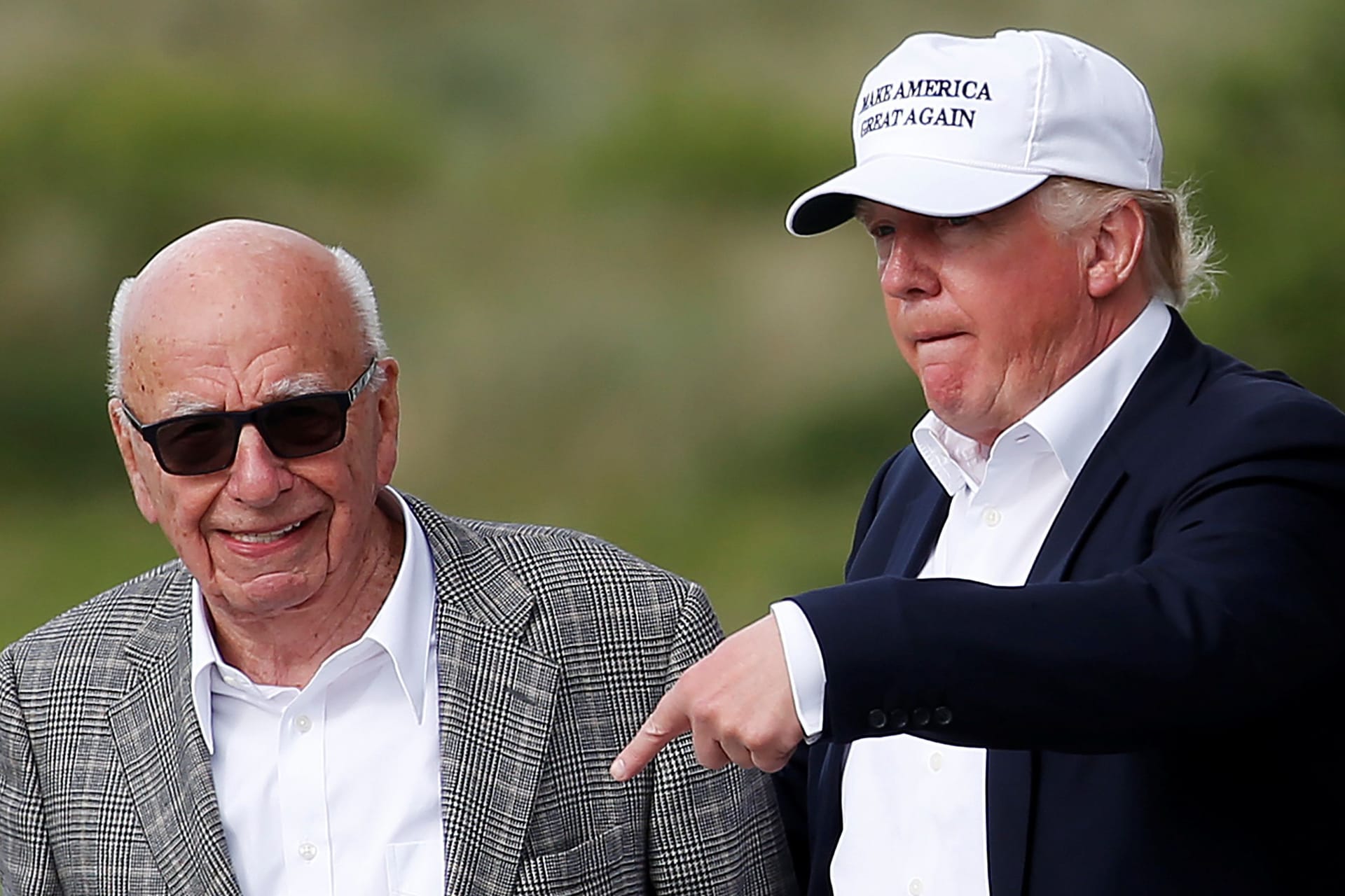 Donald Trump (r.) und Rupert Murdoch trafen sich 2016 auf dem Golfplatz des US-Präsidenten in Schottland.