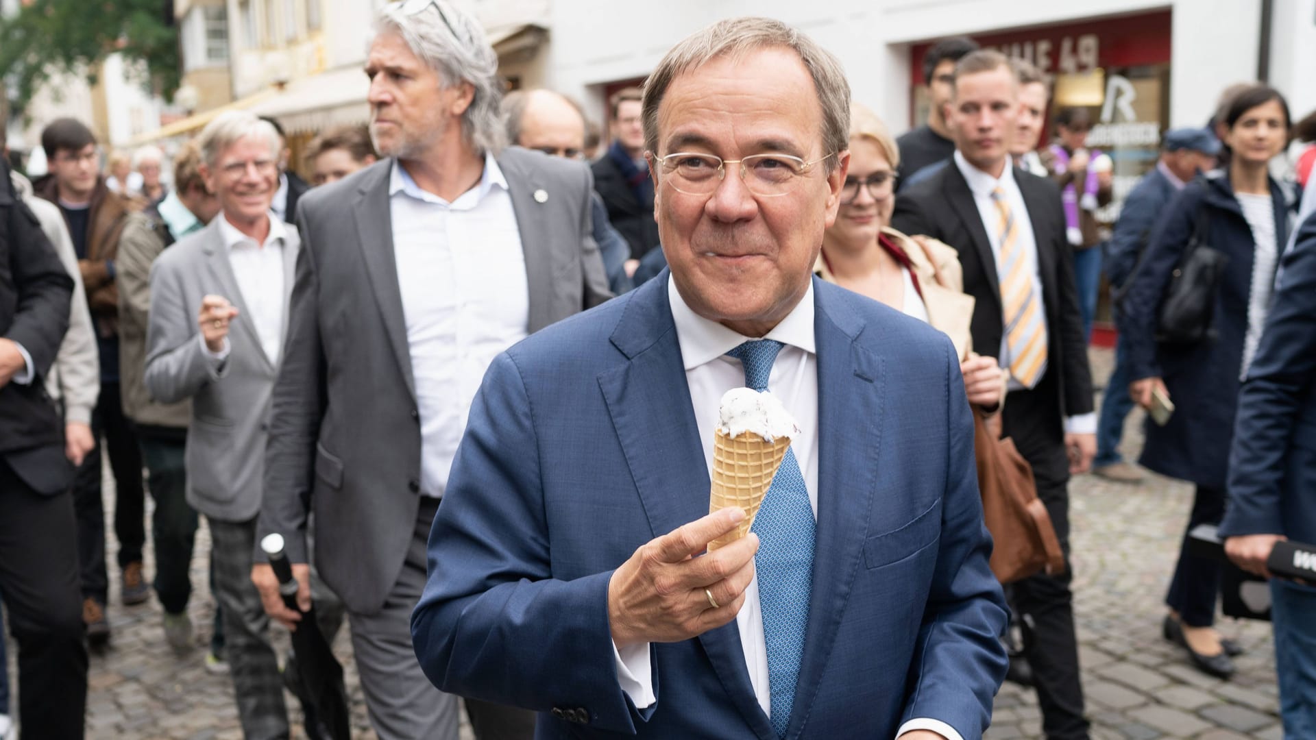 Auch namhafte Politiker gönnen sich gerne mal eine Kugel Eis – hier etwa CDU-Mann Armin Laschet.