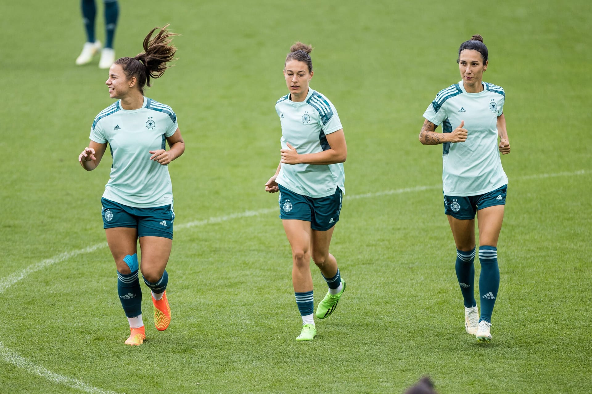 Lena Oberdorf, Felicitas Rauch und die kürzlich zurückgetretene Sara Doorsoun (v. l. n. r.): Die Zeit der beiden früheren Wolfsburgerinnen im DFB-Trikot liegt einige Monate zurück.
