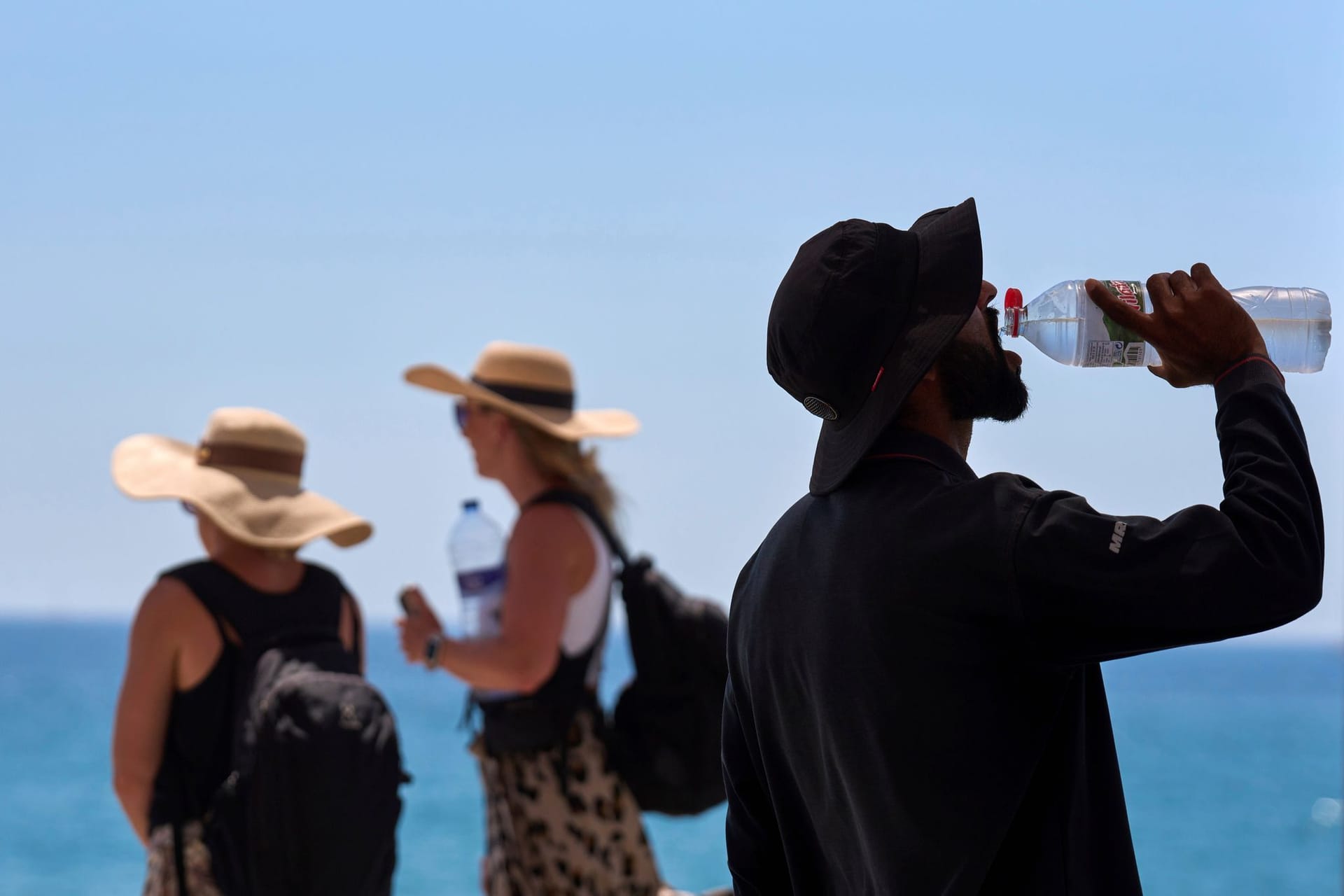 Menschen an einem Mittelmeerstrand (Symbolbild): Auf Sardinien starben zwei Männer.