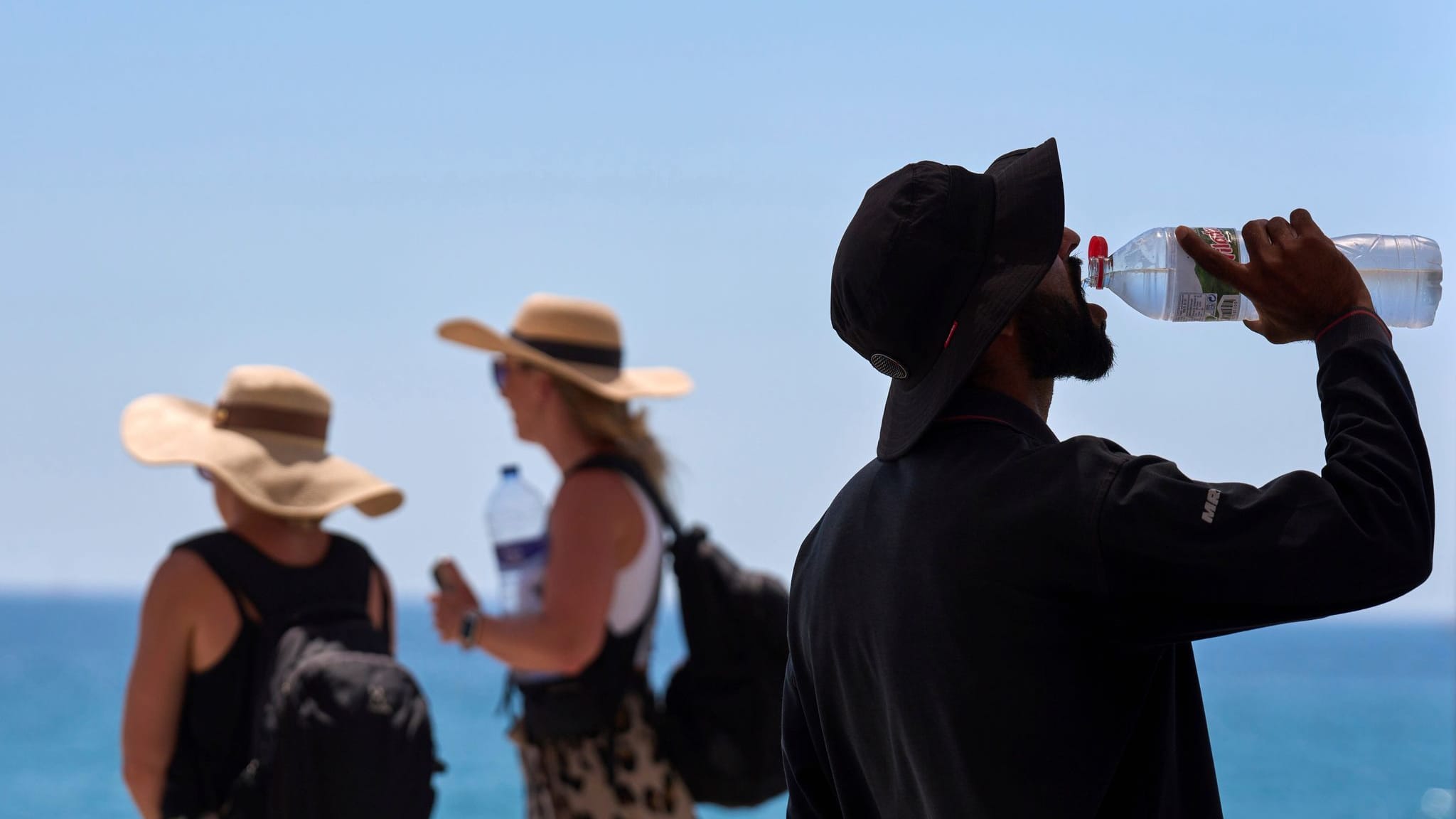 Menschen an einem Mittelmeerstrand (Symbolbild): Auf Sardinien starben zwei Männer.