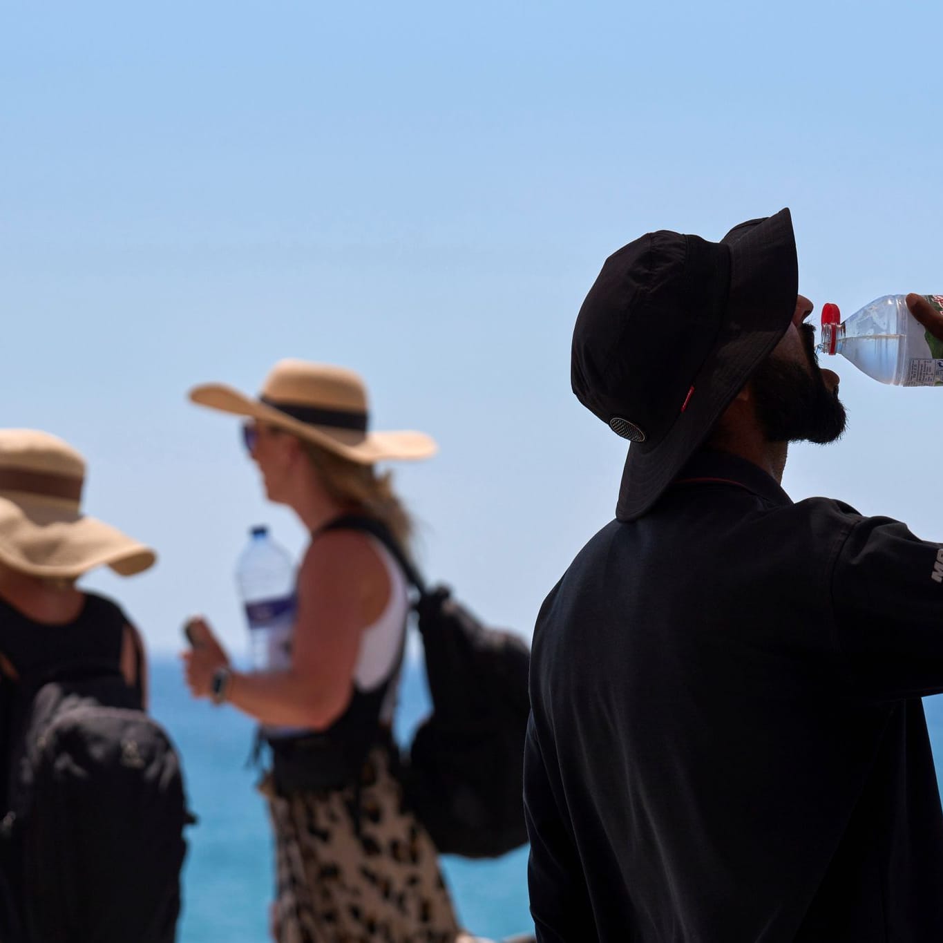 Menschen an einem Mittelmeerstrand (Symbolbild): Auf Sardinien starben zwei Männer.