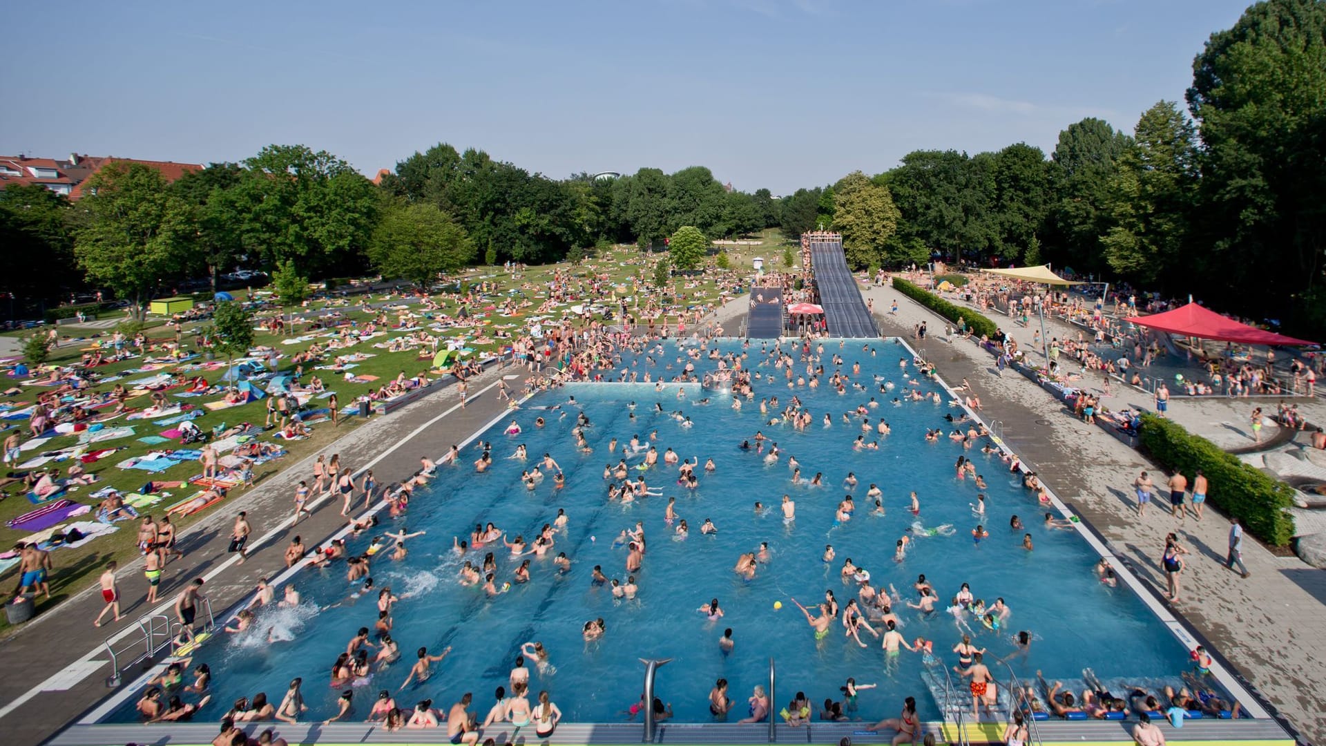 Badegäste tummeln sich in einem Freibad (Symbolbild): In diesem Jahr kam es deutschlandweit bereits zu mehreren sexuellen Übergriffen.