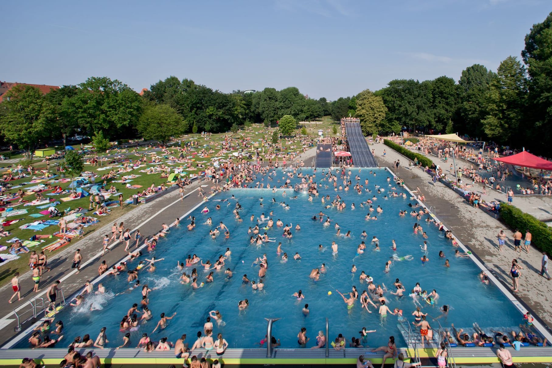 Badegäste tummeln sich in einem Freibad (Symbolbild): In diesem Jahr kam es deutschlandweit bereits zu mehreren sexuellen Übergriffen.