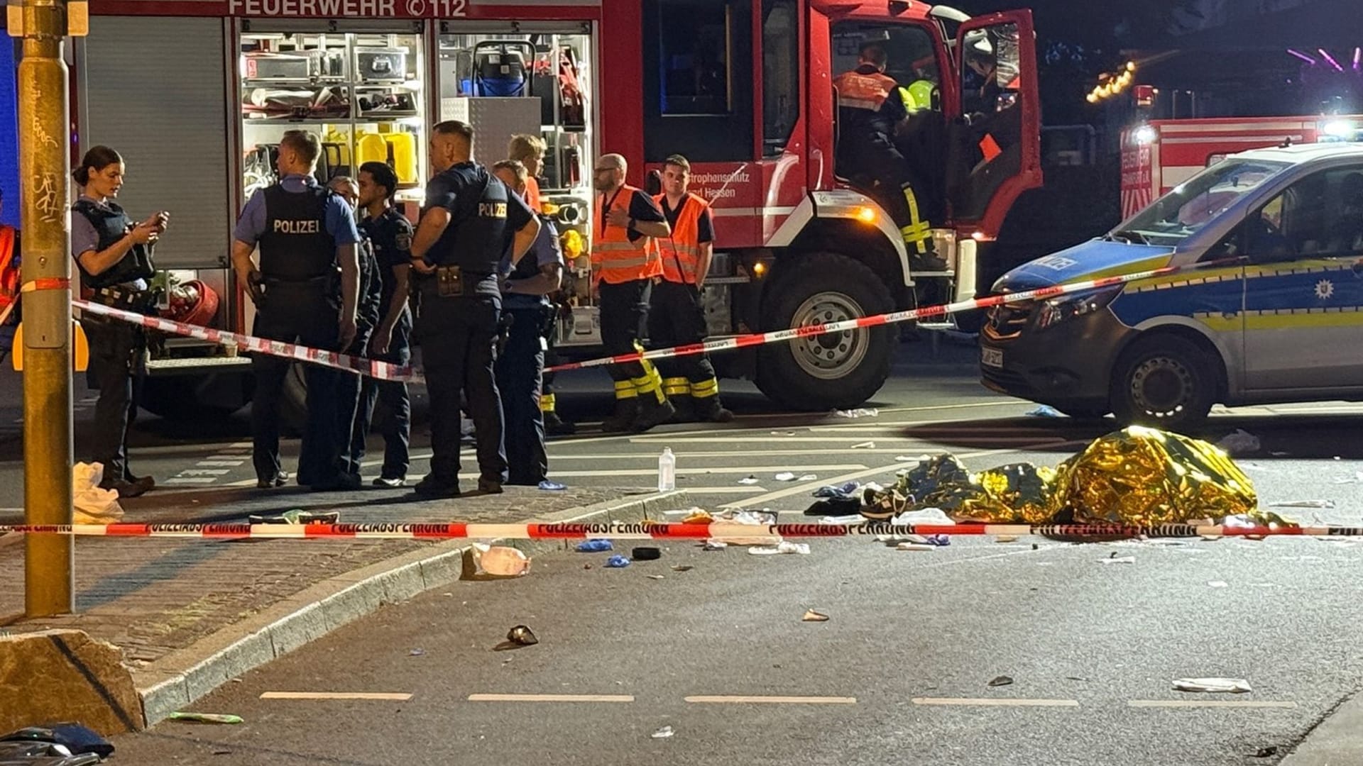Auto erfasst Elektroroller-Fahrer in Frankfurt