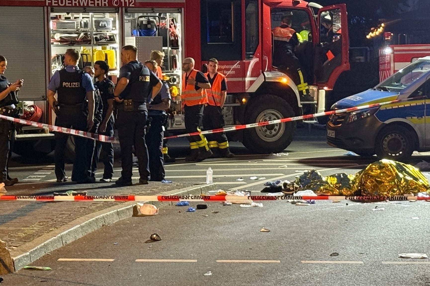 Auto erfasst Elektroroller-Fahrer in Frankfurt