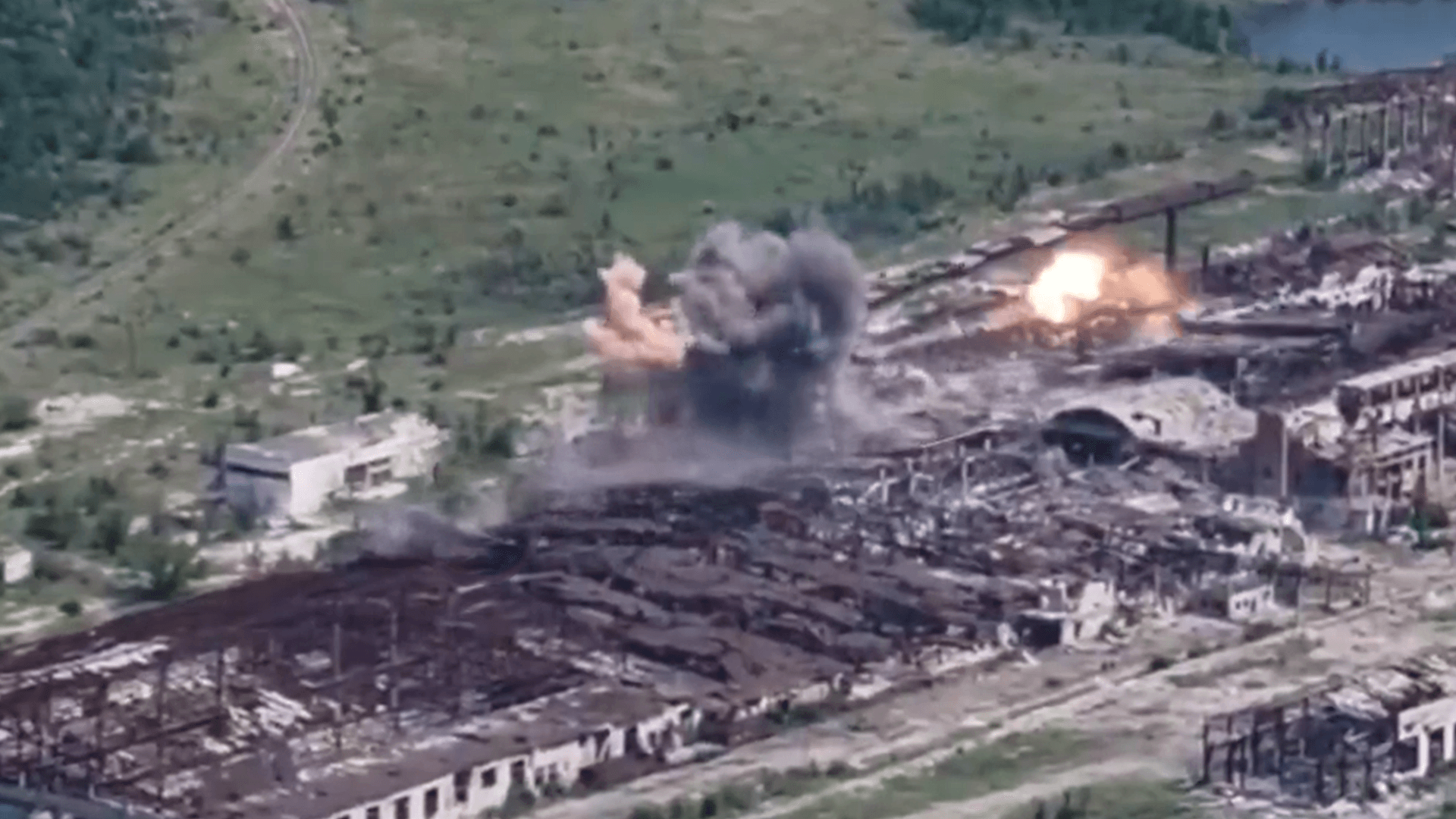 Eine Bombe schlägt in ein russisches Munitionslager ein.
