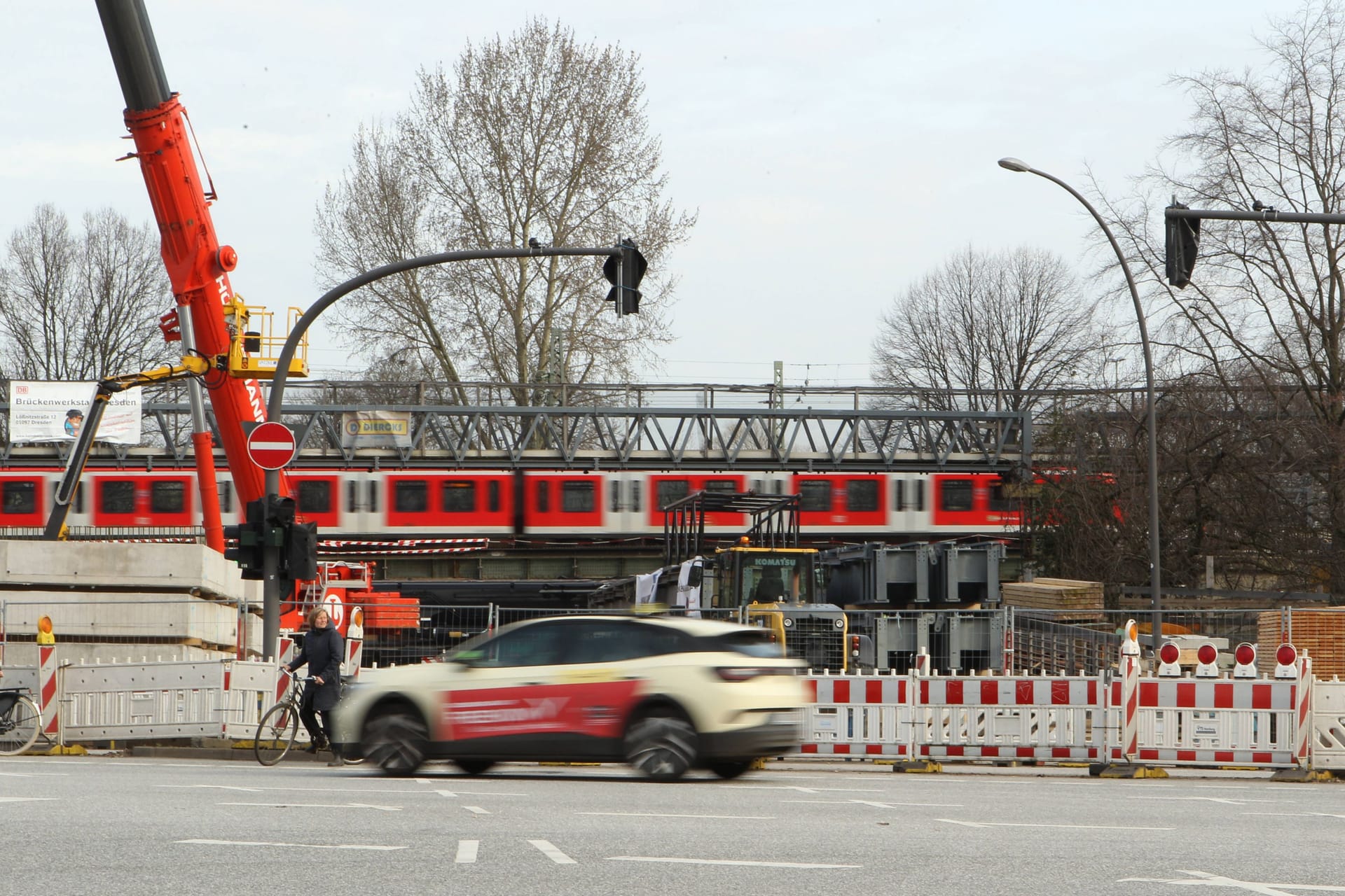Baufahrzeuge vor den Eisenbahnüberführungen Ferdinandstor und An der Alster (Archivbild): Umfangreiche Arbeiten der Bahn stehen bevor.