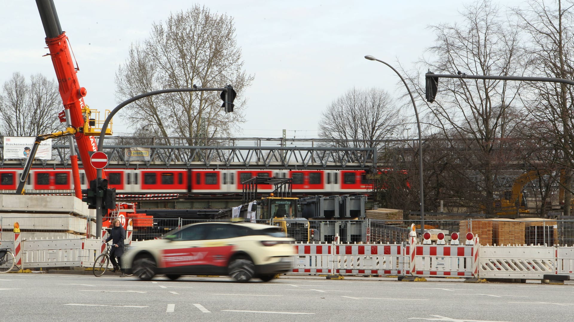 Baufahrzeuge vor den Eisenbahnüberführungen Ferdinandstor und An der Alster (Archivbild): Umfangreiche Arbeiten der Bahn stehen bevor. Baufahrzeuge vor den Eisenbahnüberführungen Ferdinandstor und An der Alster (Archivbild): Umfangreiche Arbeiten der Bahn stehen bevor.
