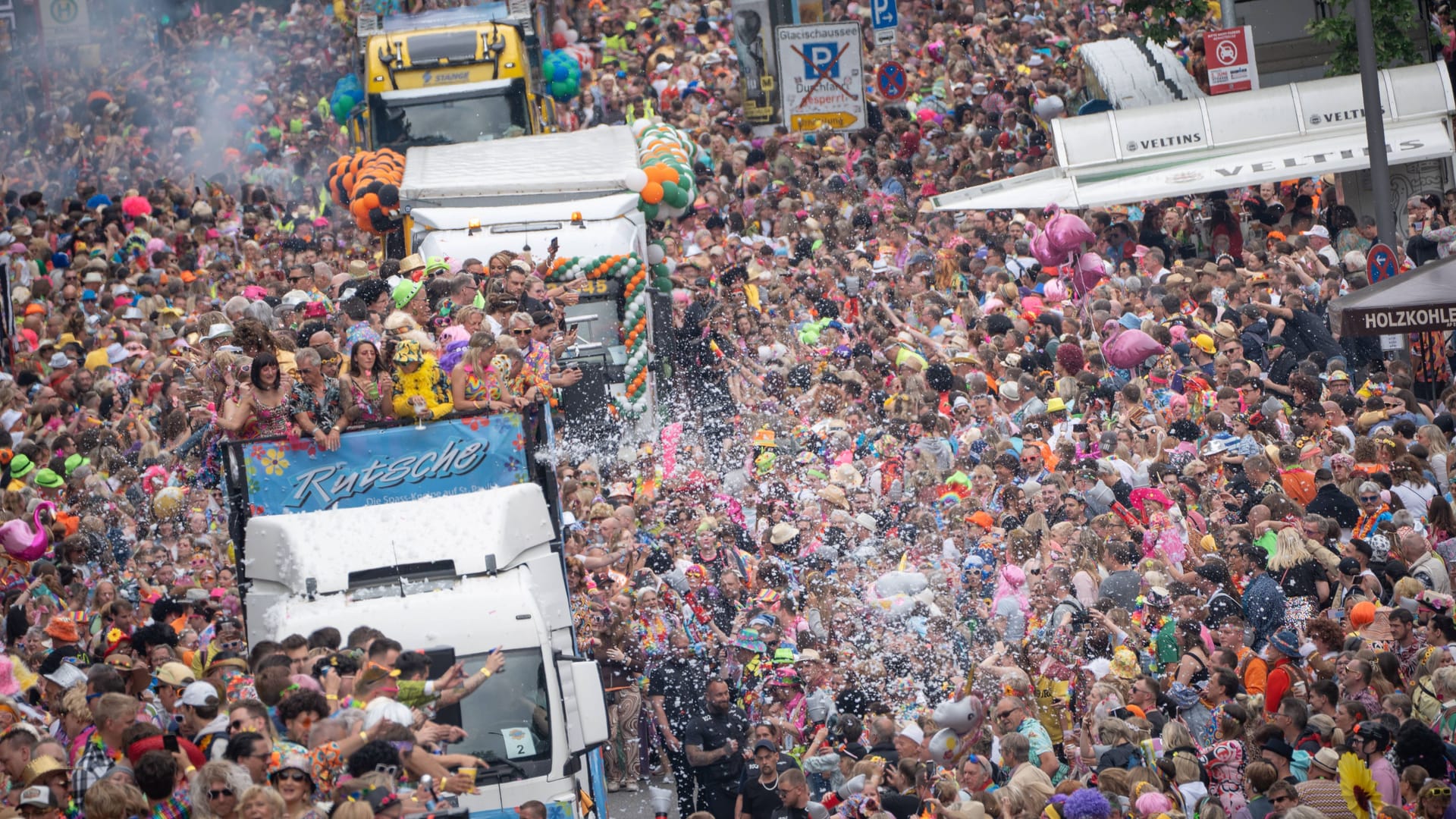 Der Schlagermove zieht Hundertausende nach St. Pauli. So sieht es danach dann leider auch aus. Der Schlagermove zieht Hundertausende nach St. Pauli. So sieht es danach dann leider auch aus.